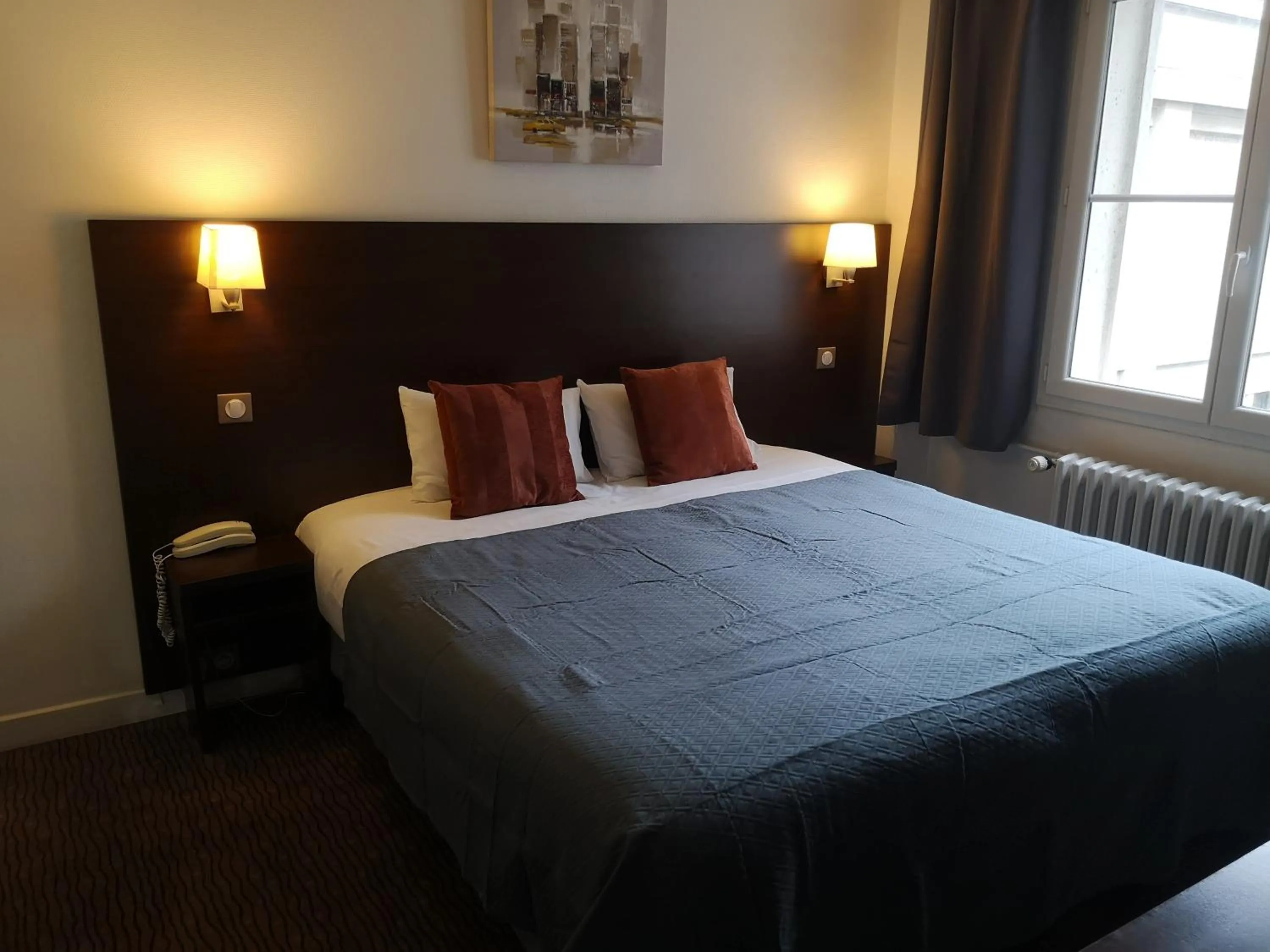 Bedroom, Bed in The Originals Boutique, Hôtel d'Angleterre, Le Havre, centre, plage