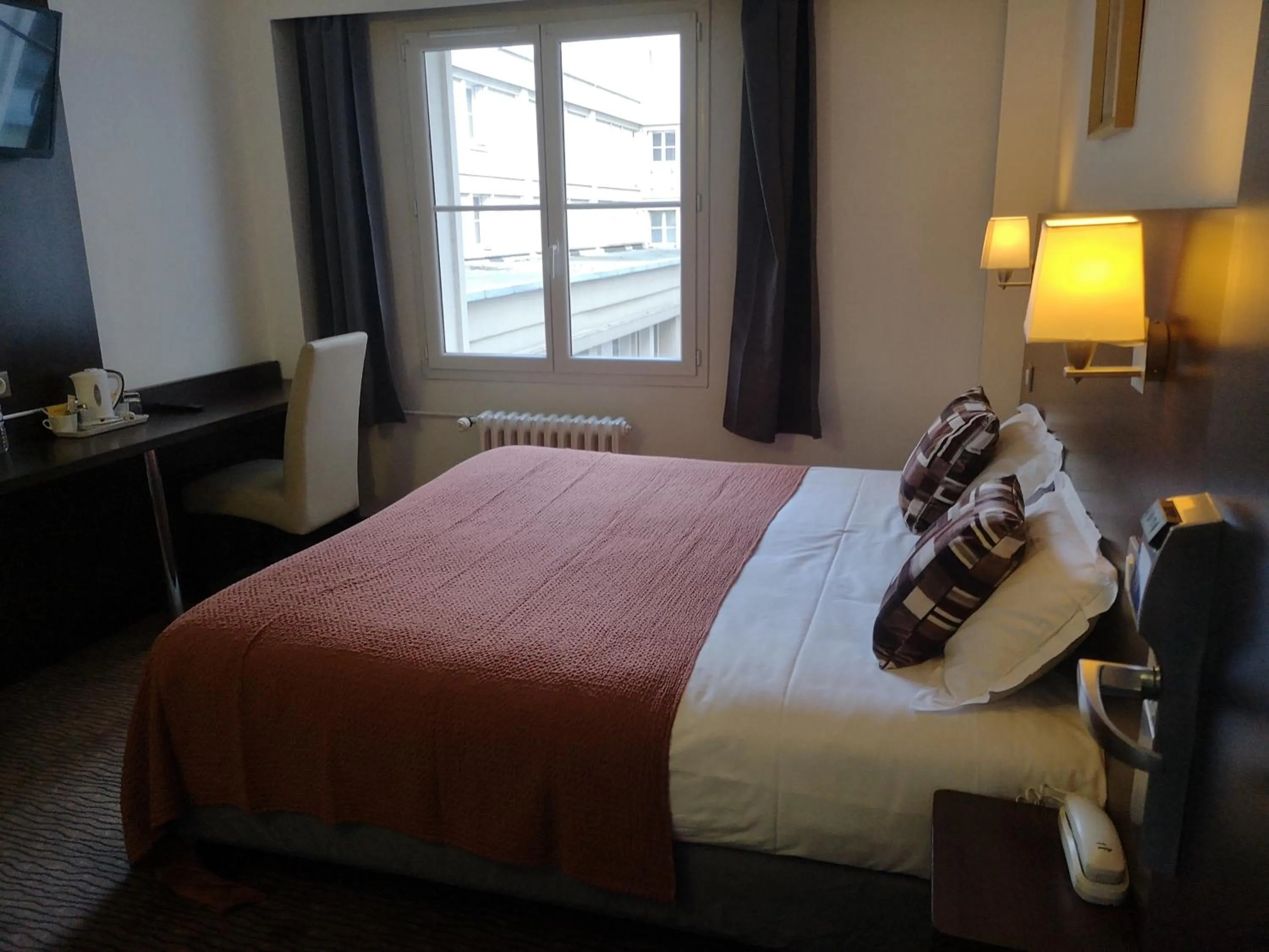 Bedroom, Bed in The Originals Boutique, Hôtel d'Angleterre, Le Havre, centre, plage