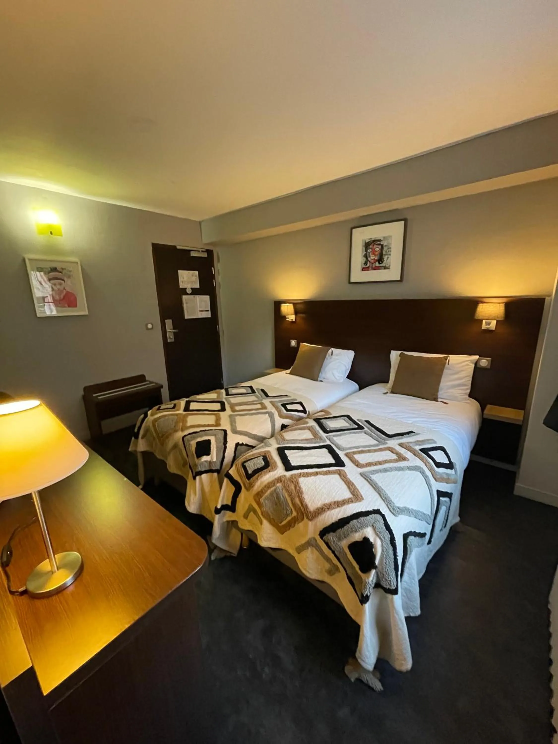 Photo of the whole room, Bed in The Originals Boutique, Hôtel d'Angleterre, Le Havre, centre, plage