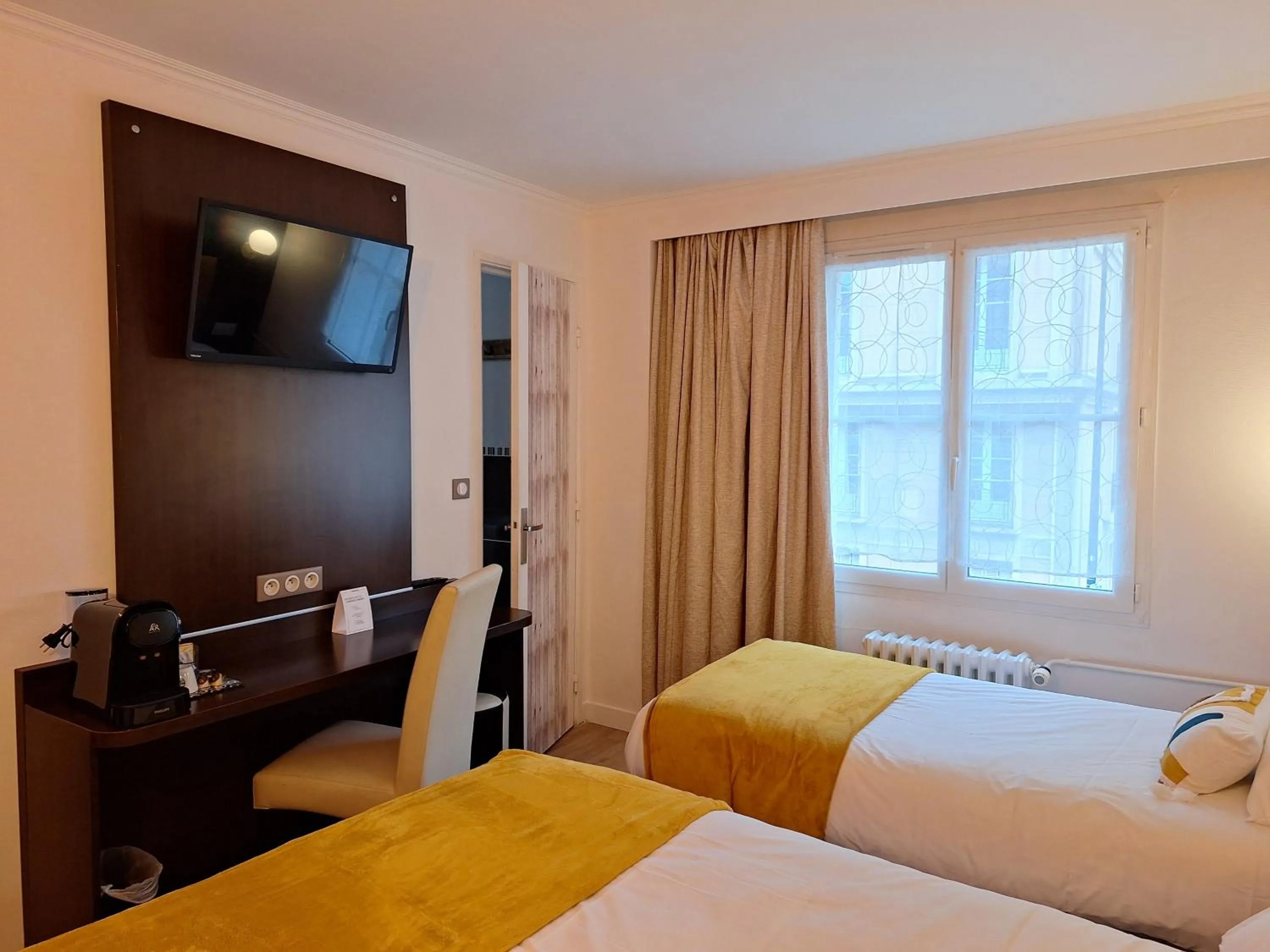 Bedroom, Bed in The Originals Boutique, Hôtel d'Angleterre, Le Havre, centre, plage