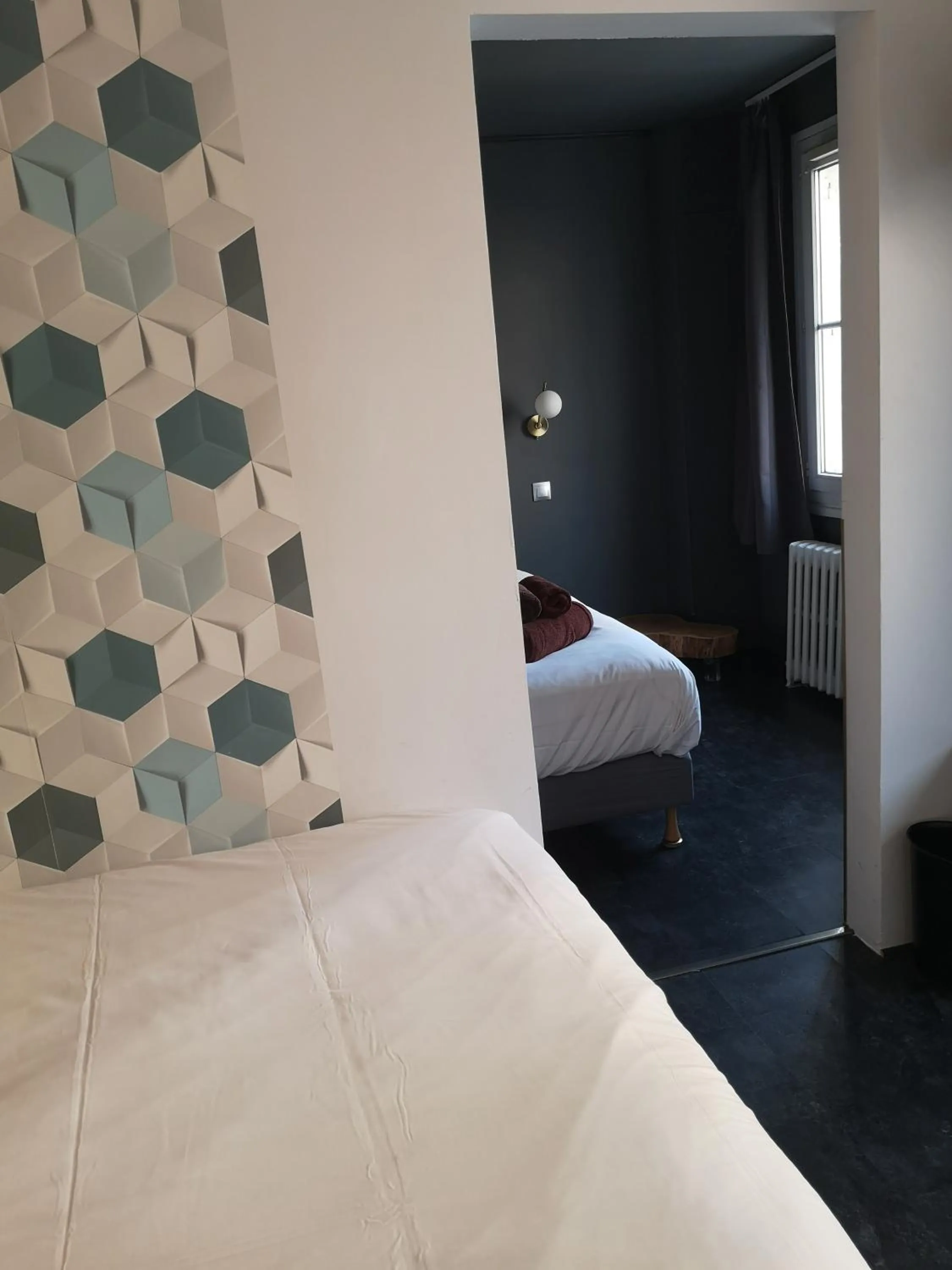 Bedroom, Bed in The Originals Boutique, Hôtel d'Angleterre, Le Havre, centre, plage