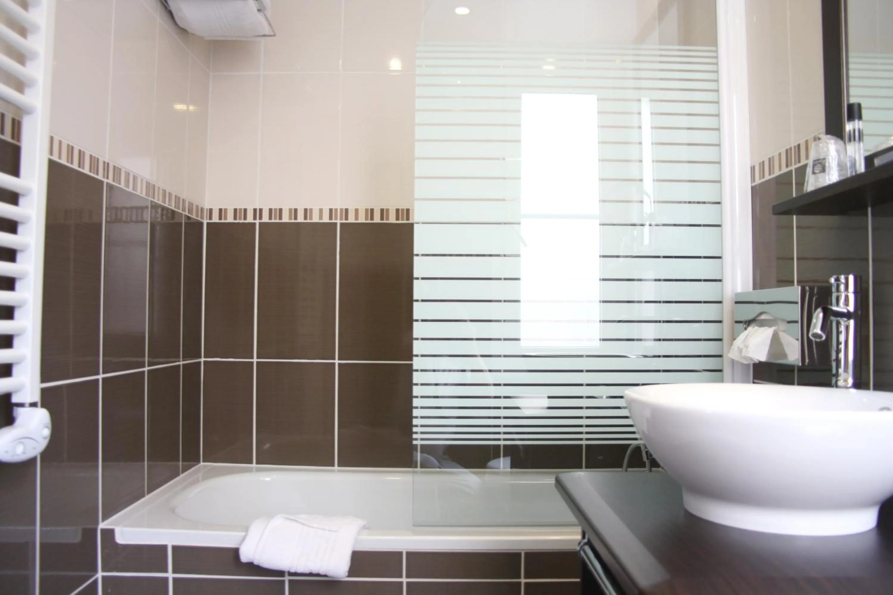 Bathroom in The Originals Boutique, Hôtel d'Angleterre, Le Havre, centre, plage