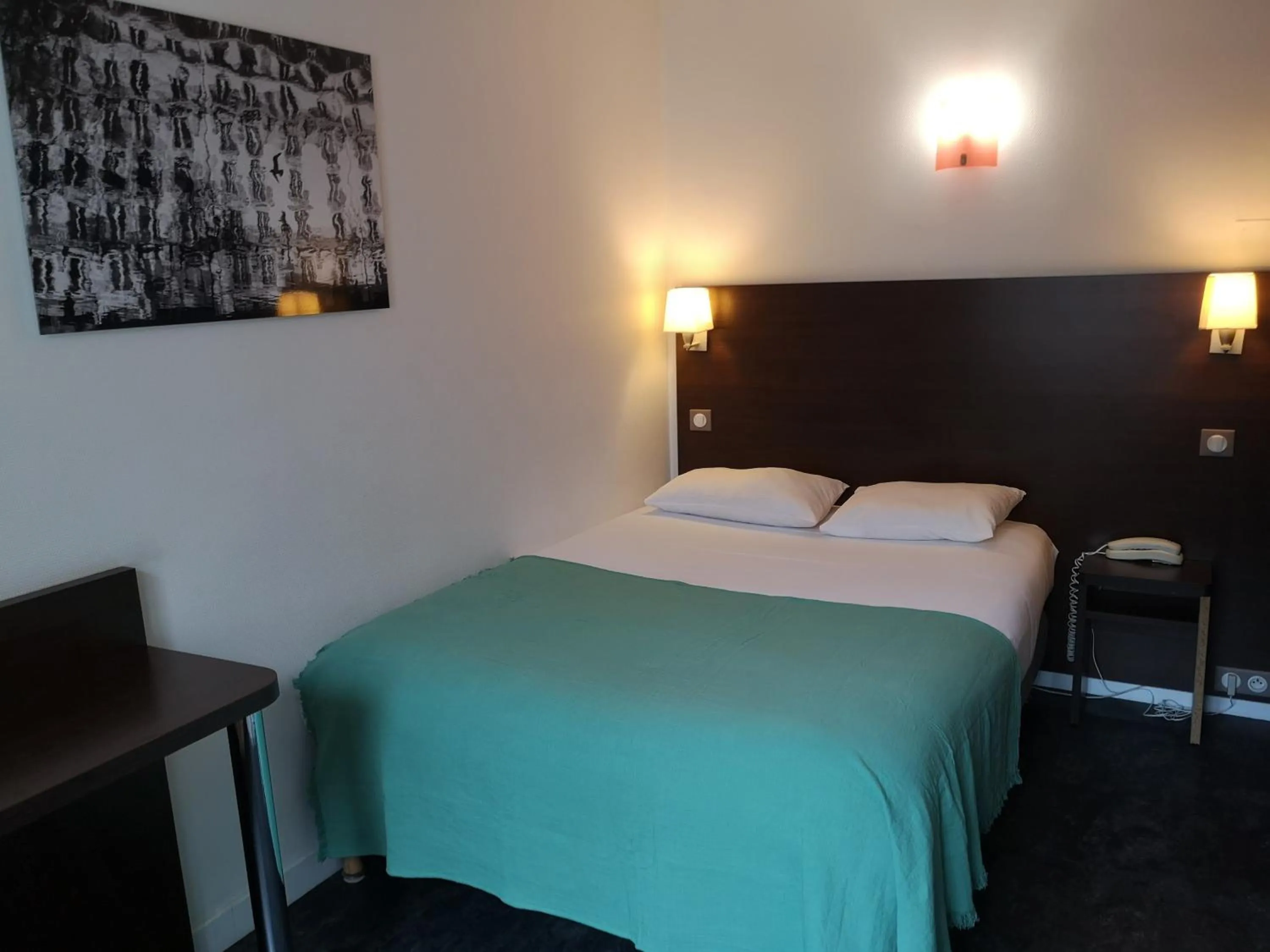 Bedroom, Bed in The Originals Boutique, Hôtel d'Angleterre, Le Havre, centre, plage