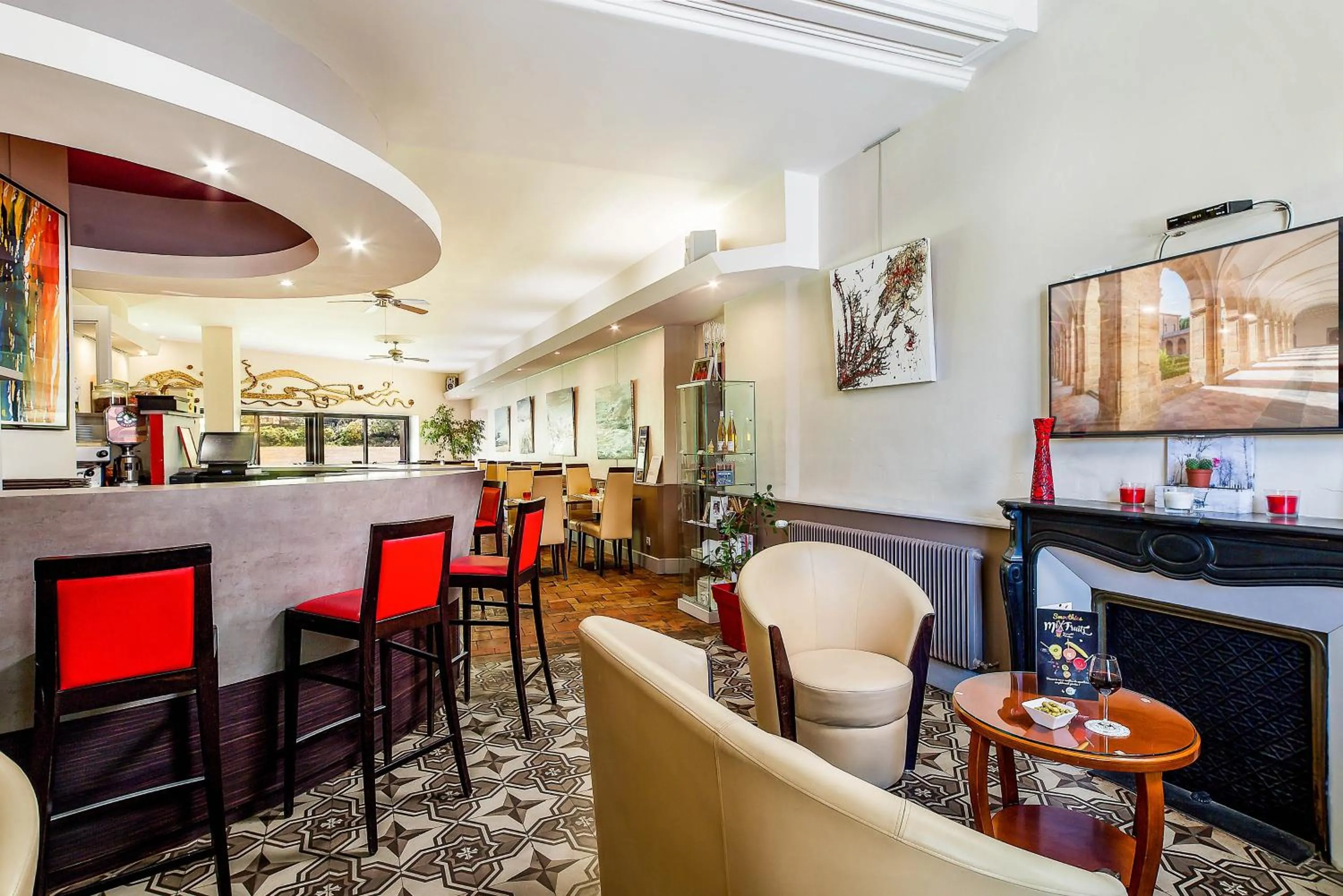 Communal lounge/ TV room in Logis Hôtel Restaurant des Corbières