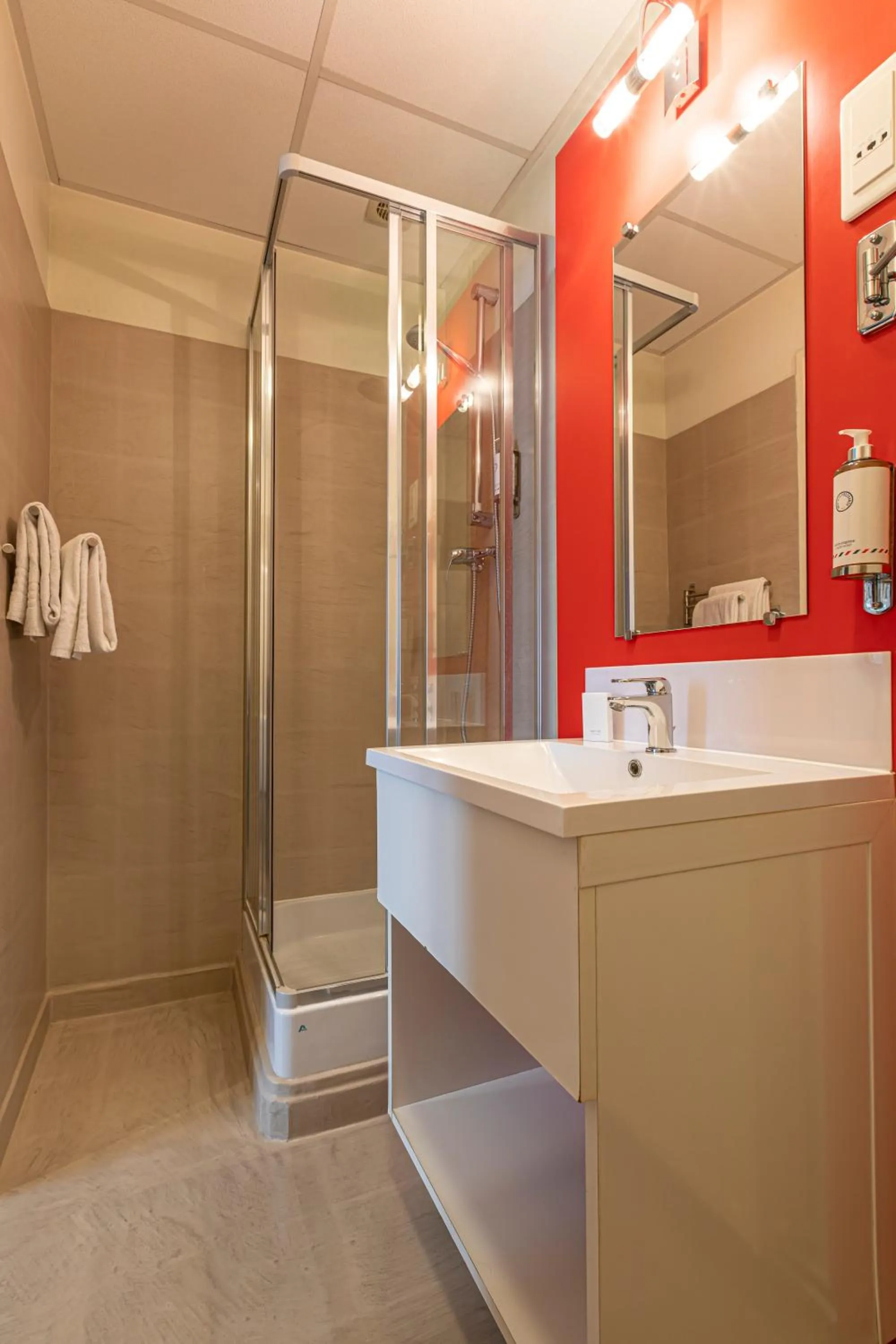 Shower in Splendid Hôtel