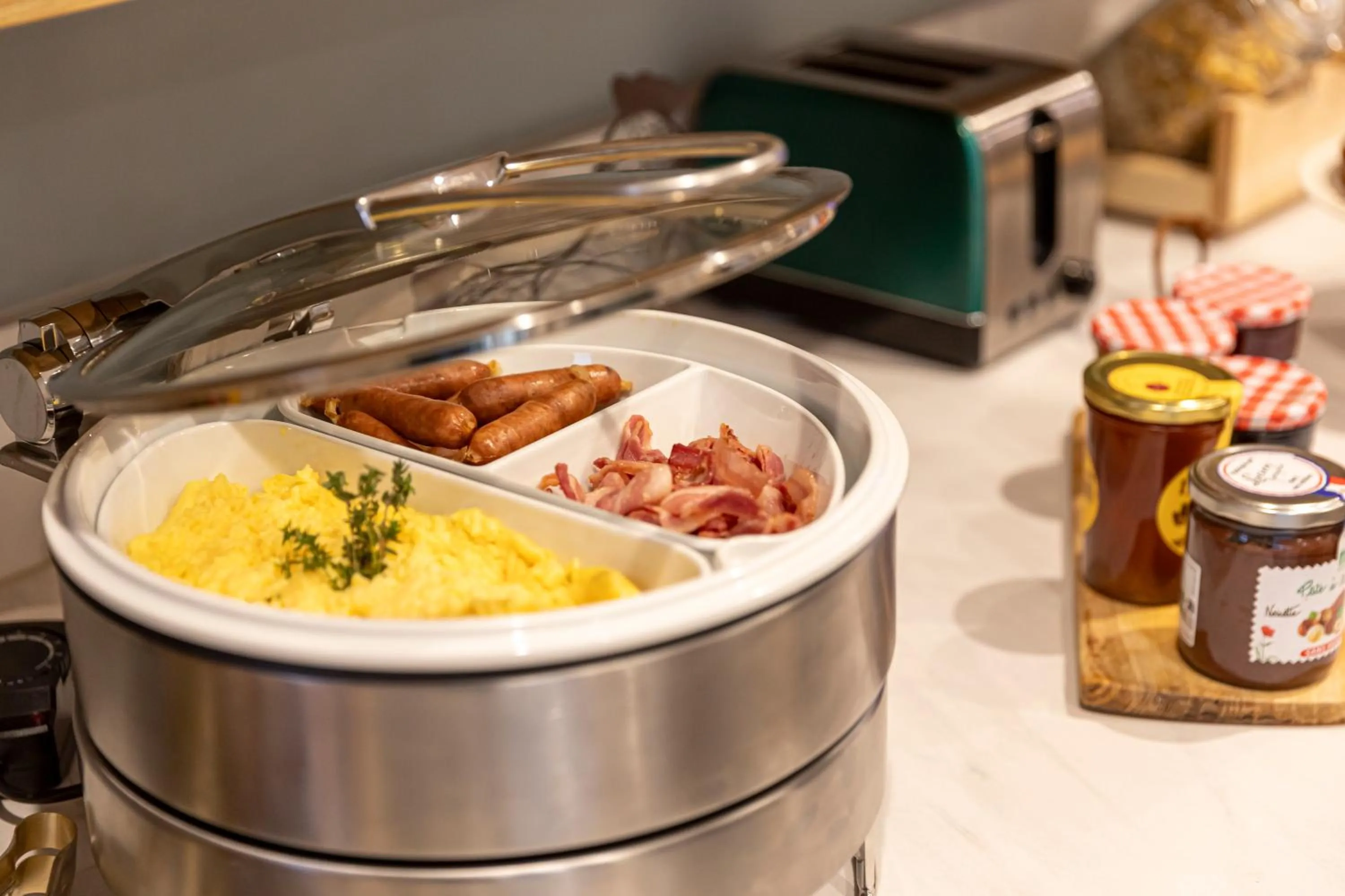 Buffet breakfast in Splendid Hôtel