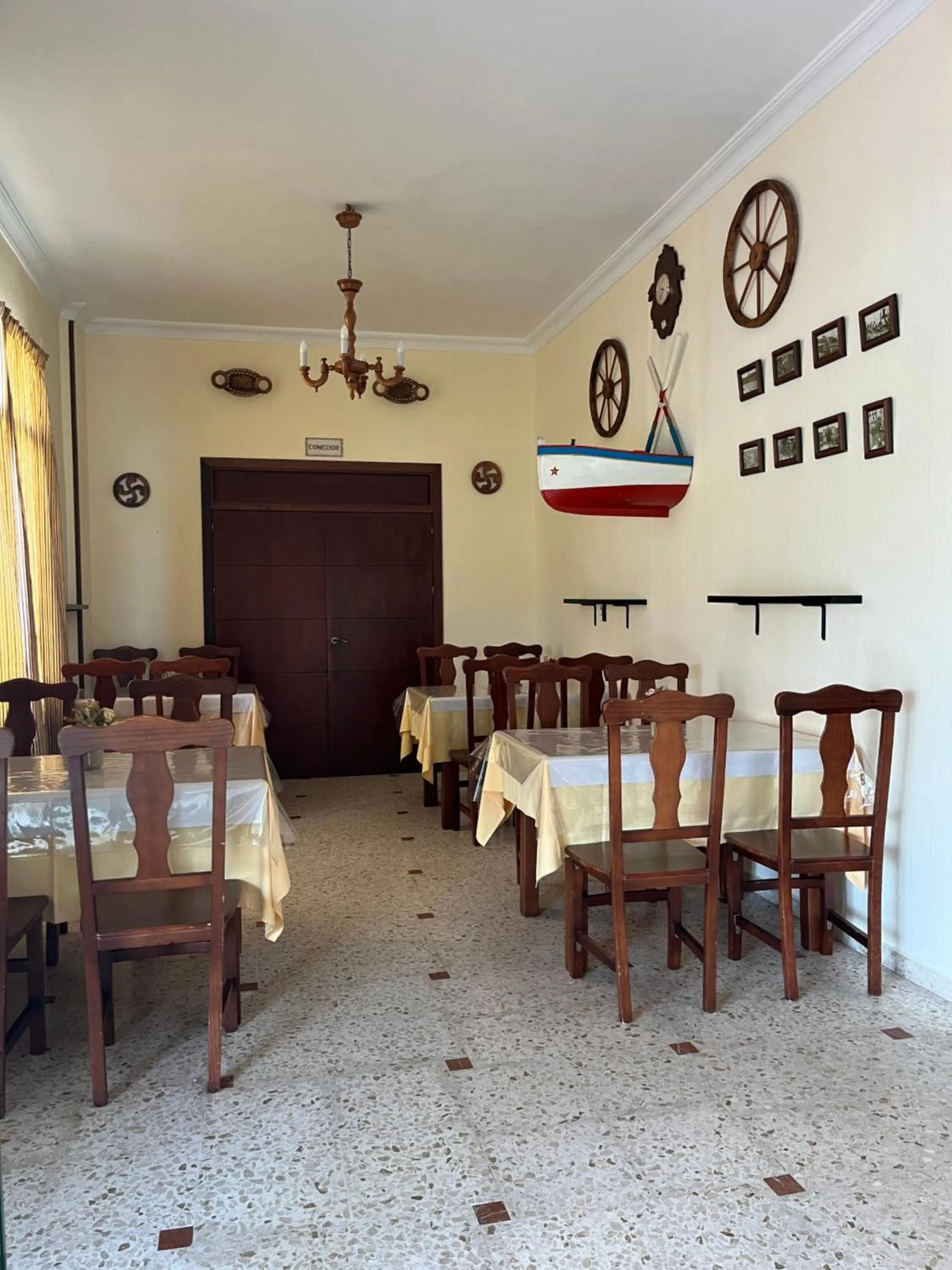 Restaurant/places to eat in Hotel La Barca