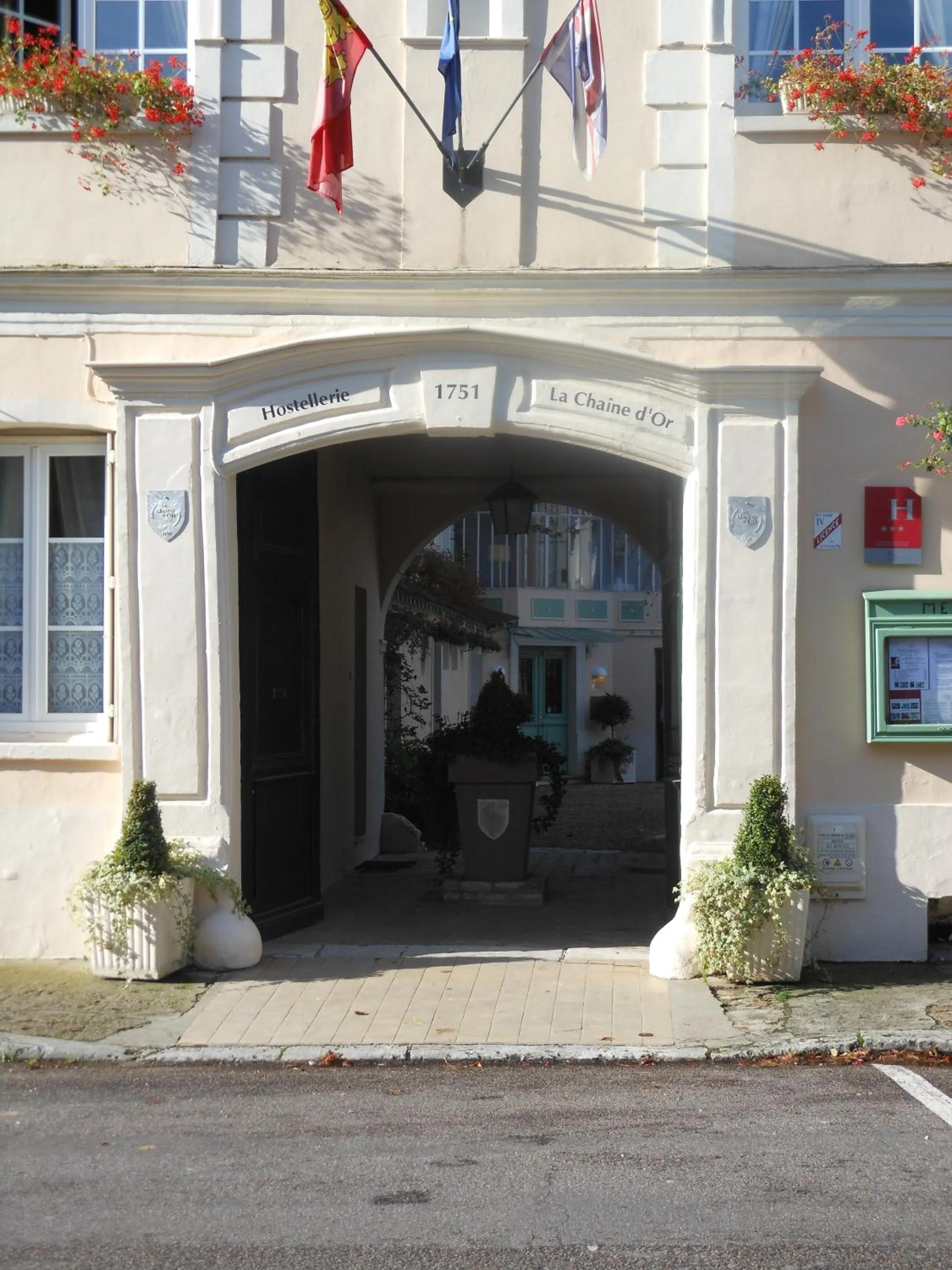 Facade/entrance in La Chaîne D'or