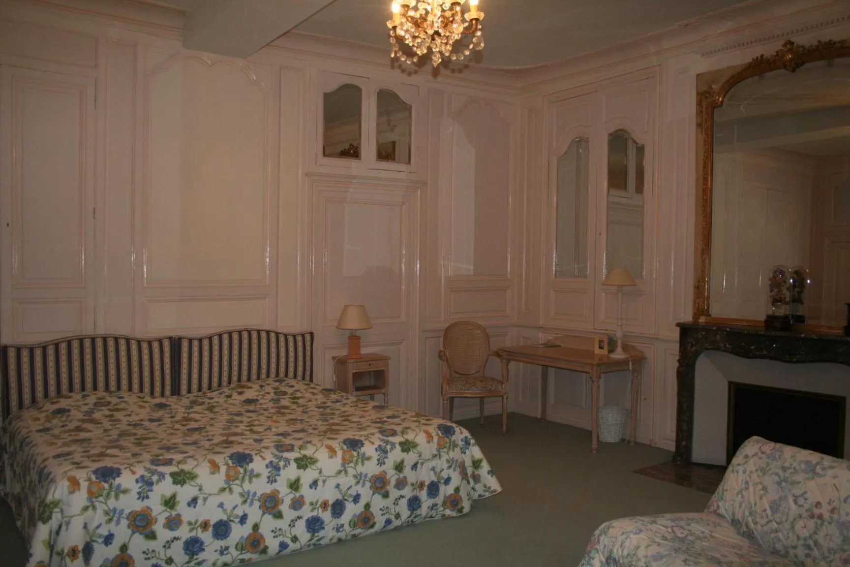 Photo of the whole room, Bed in La Chaîne D'or
