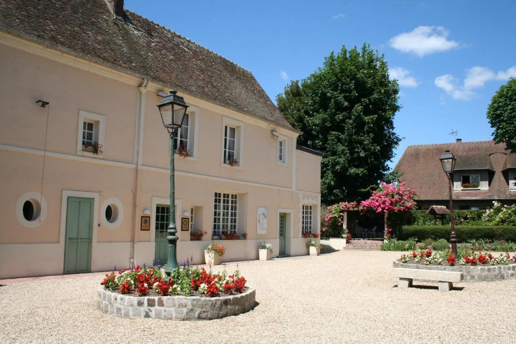 Property building in La Chaîne D'or