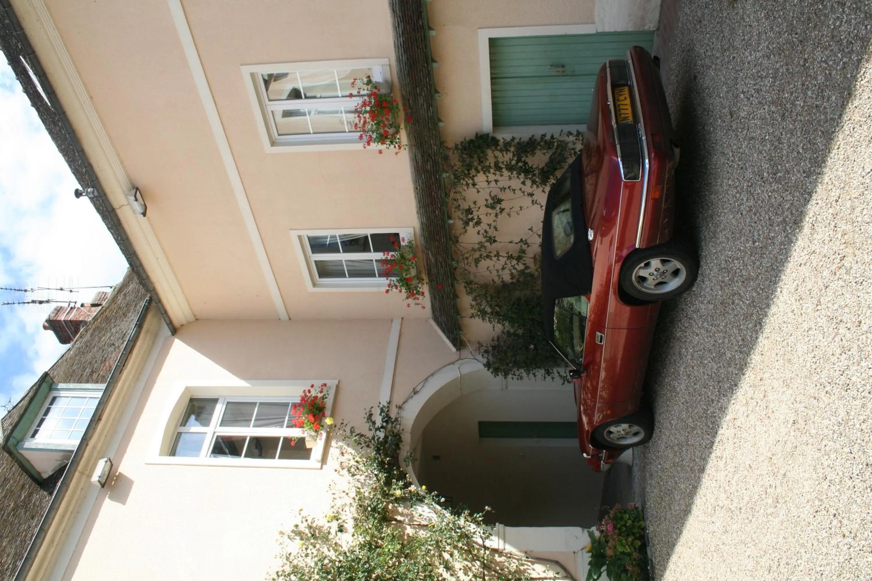 Facade/entrance in La Chaîne D'or