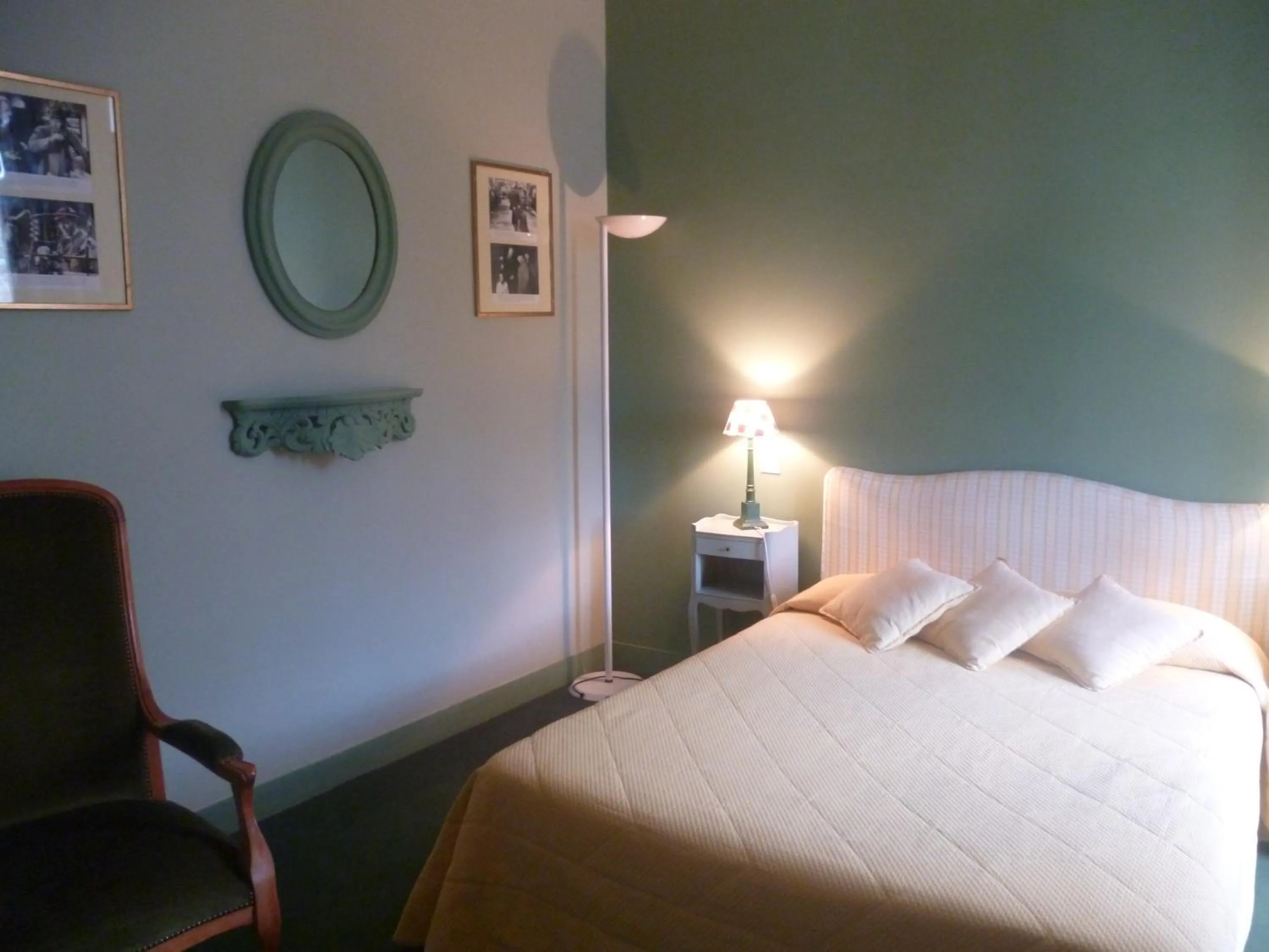 Photo of the whole room, Bed in La Chaîne D'or