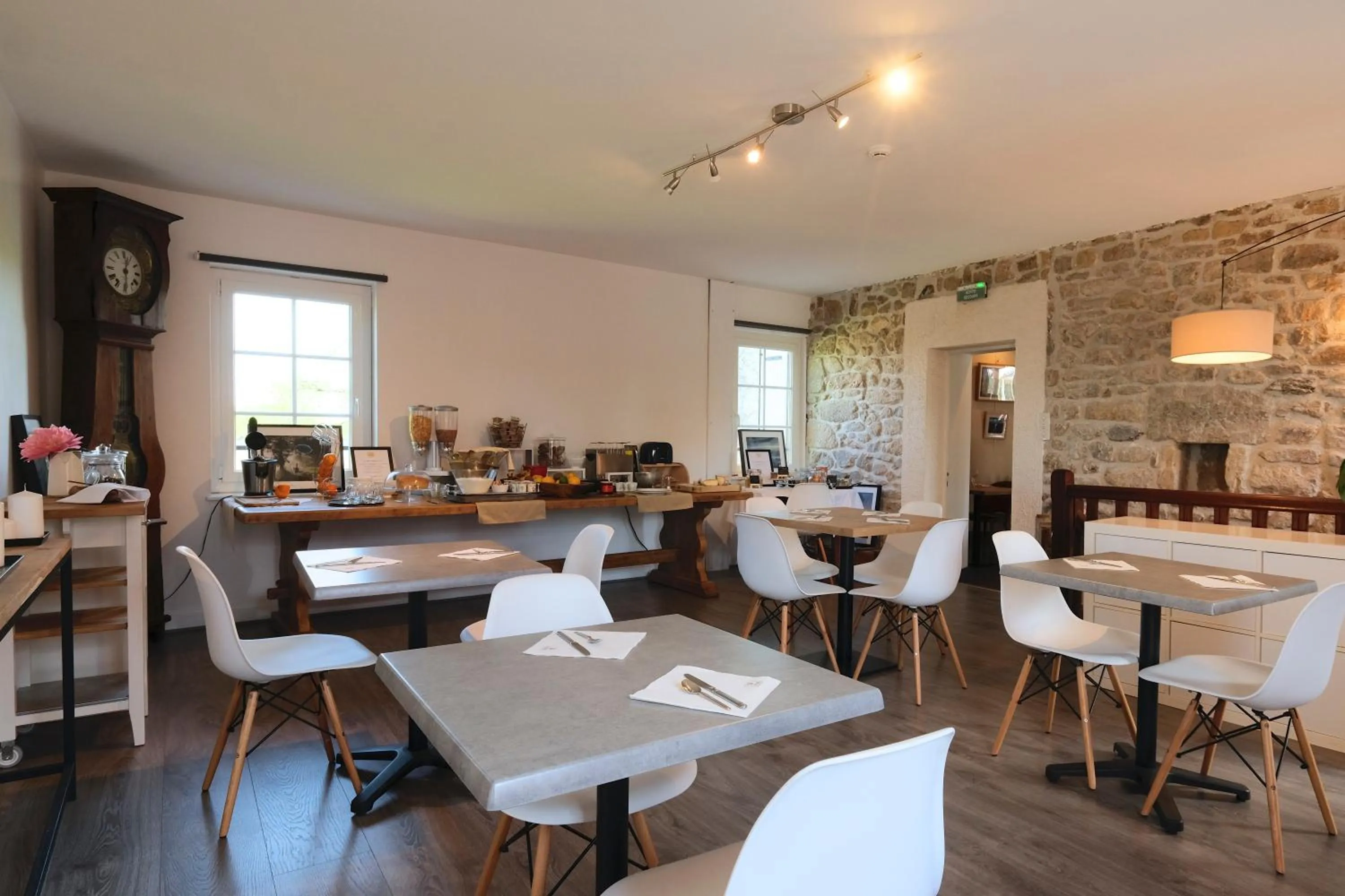 Breakfast in Logis Hotel Le Relais du Teulet