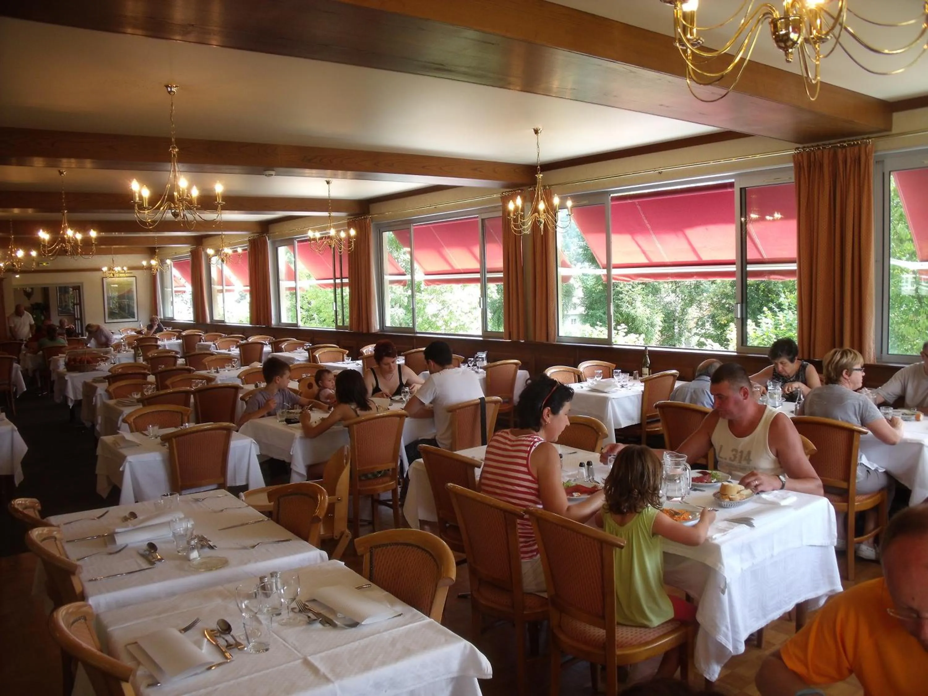 Restaurant/places to eat in Family Hotel