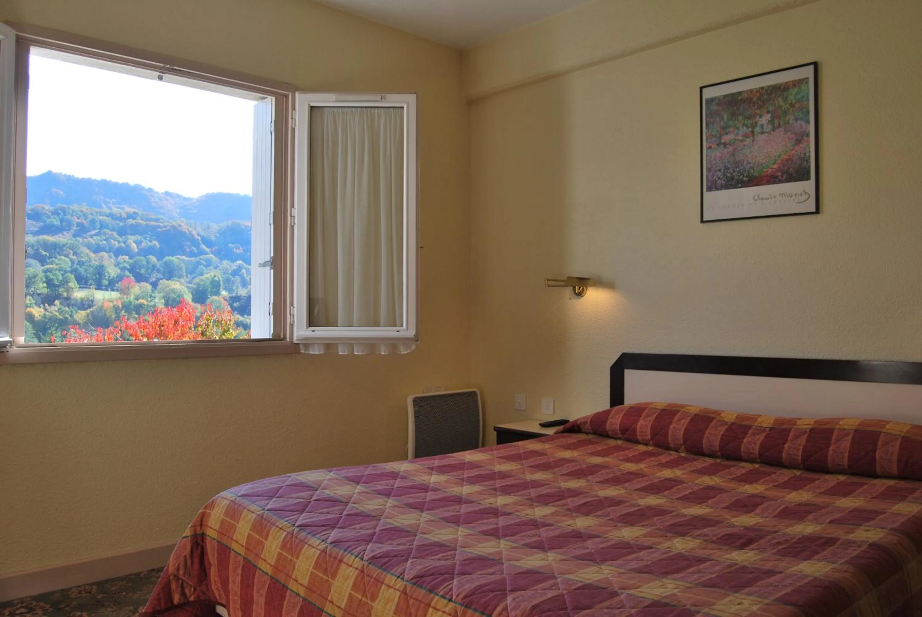 Bedroom, Bed in Family Hotel