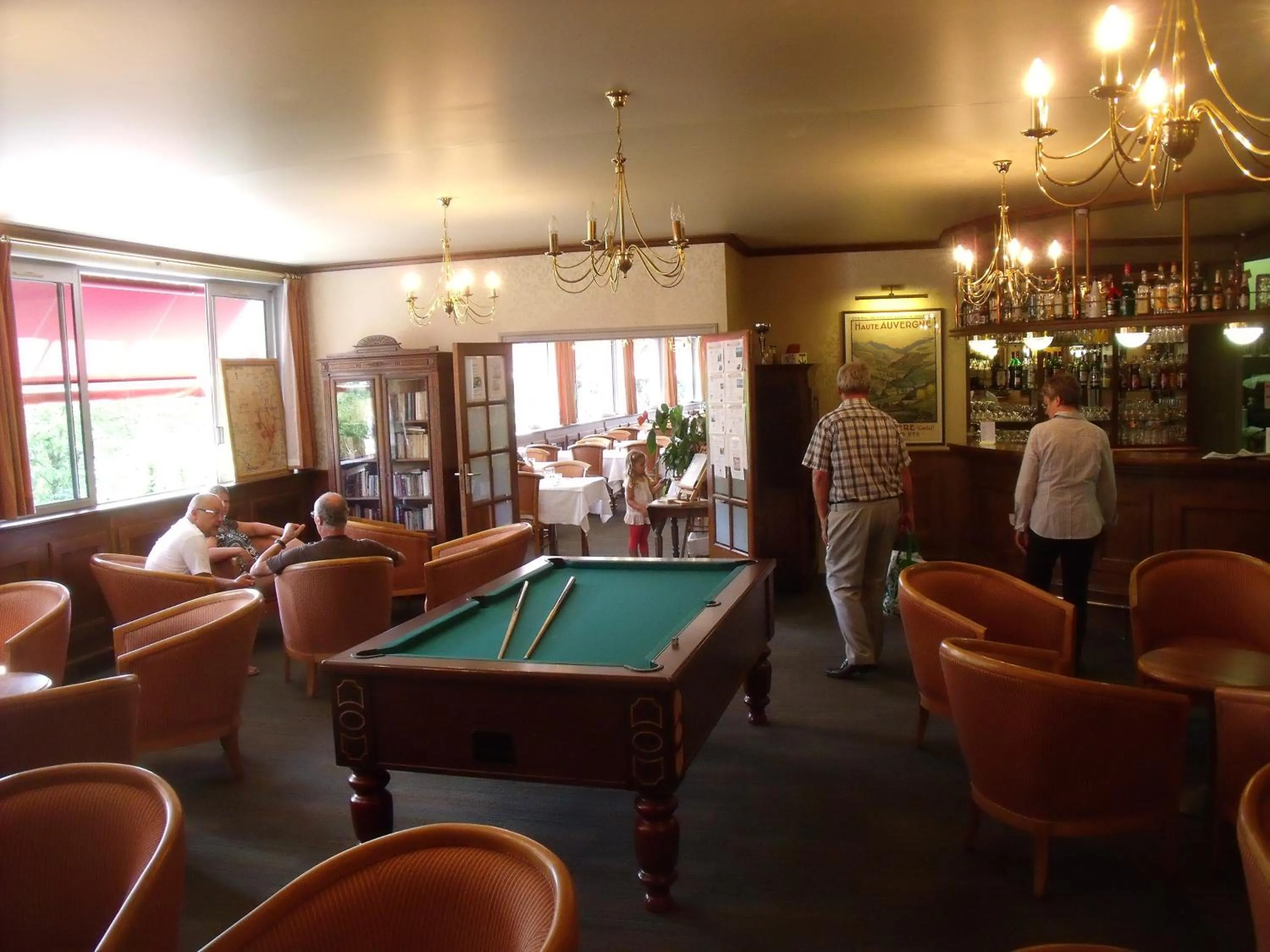 Restaurant/places to eat in Family Hotel