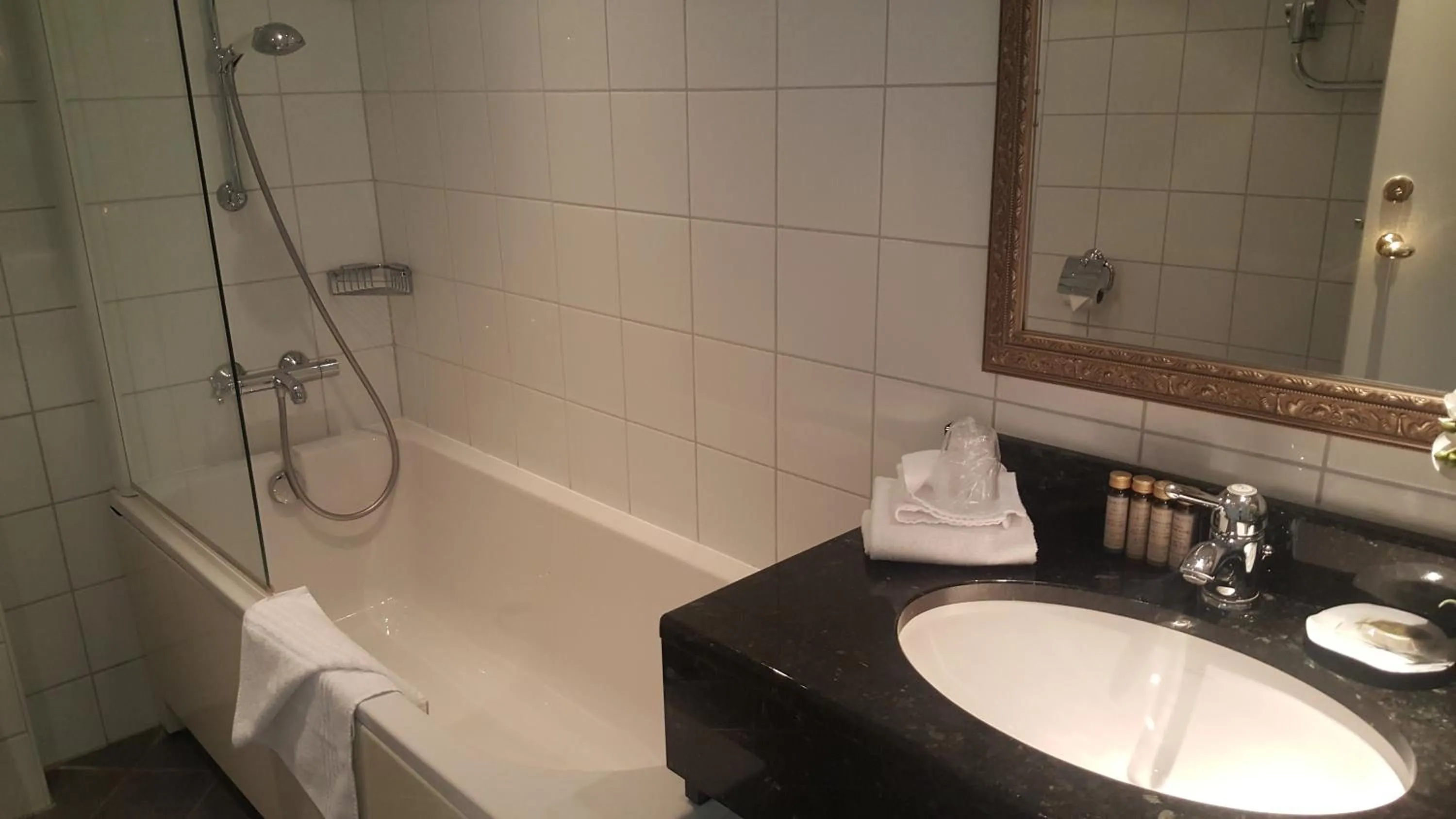 Toilet in Angvik Gamle Handelssted - by Classic Norway Hotels