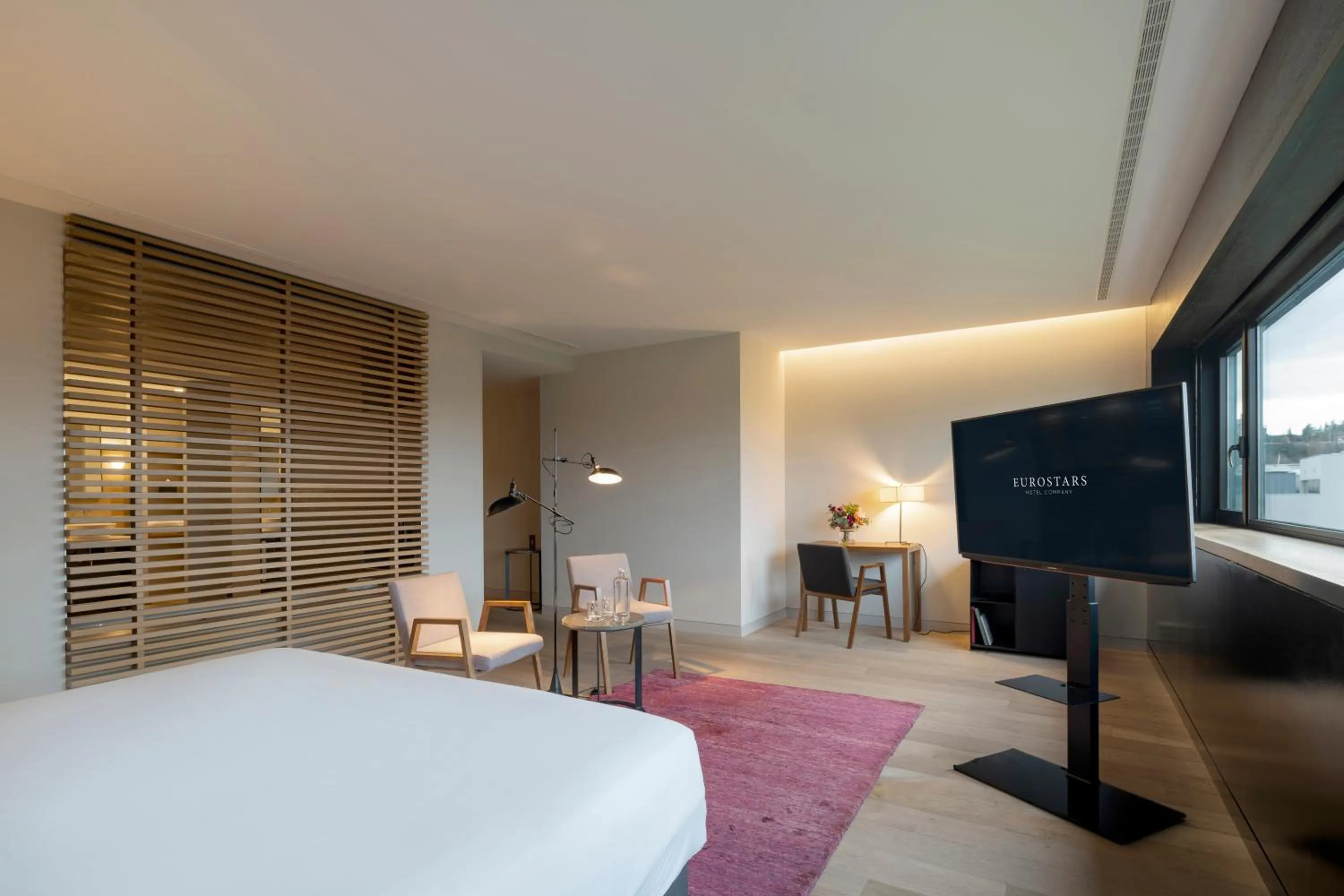 Photo of the whole room, Bed in Eurostars Pamplona