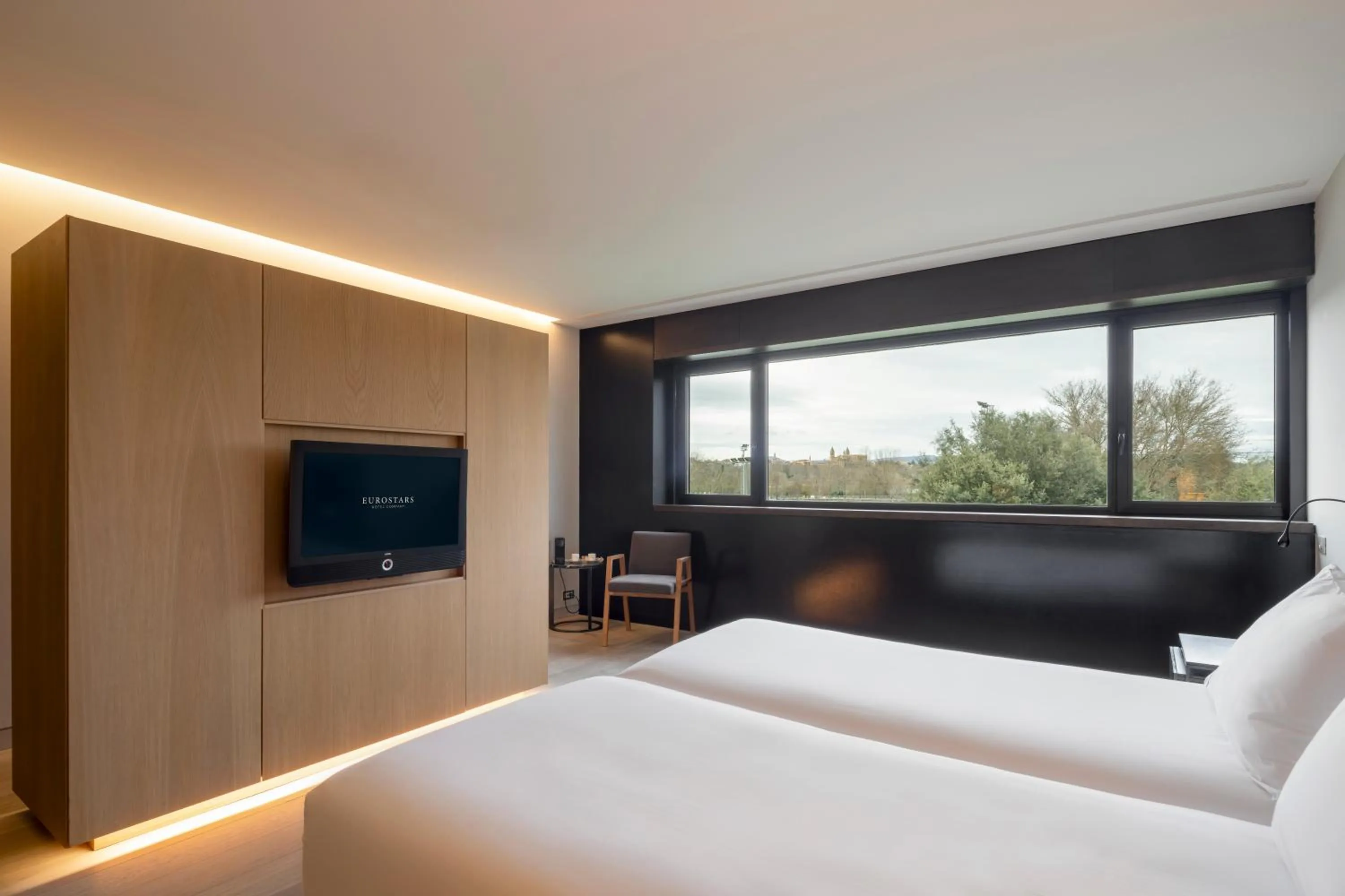 Photo of the whole room, Bed in Eurostars Pamplona