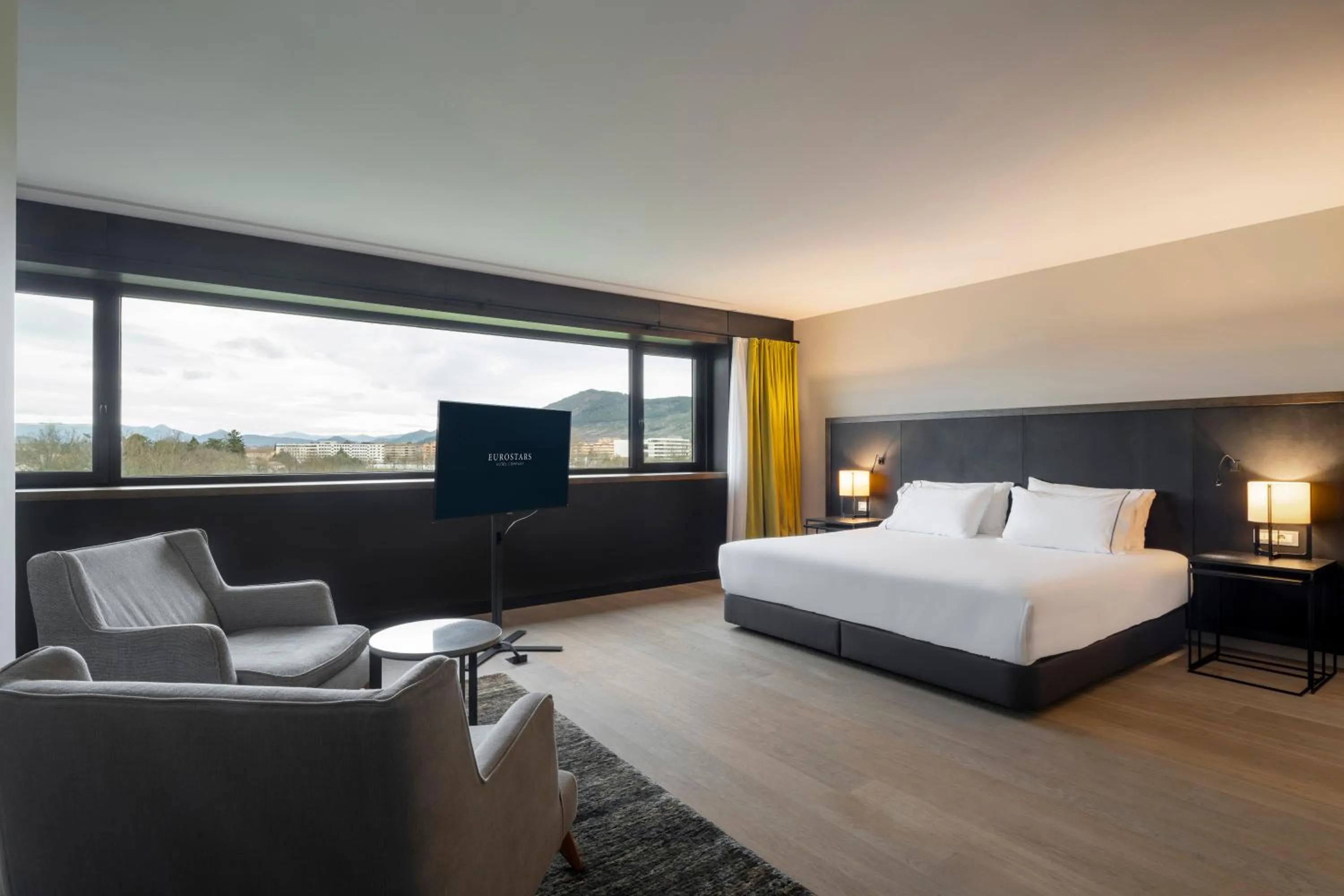 Photo of the whole room, Bed in Eurostars Pamplona