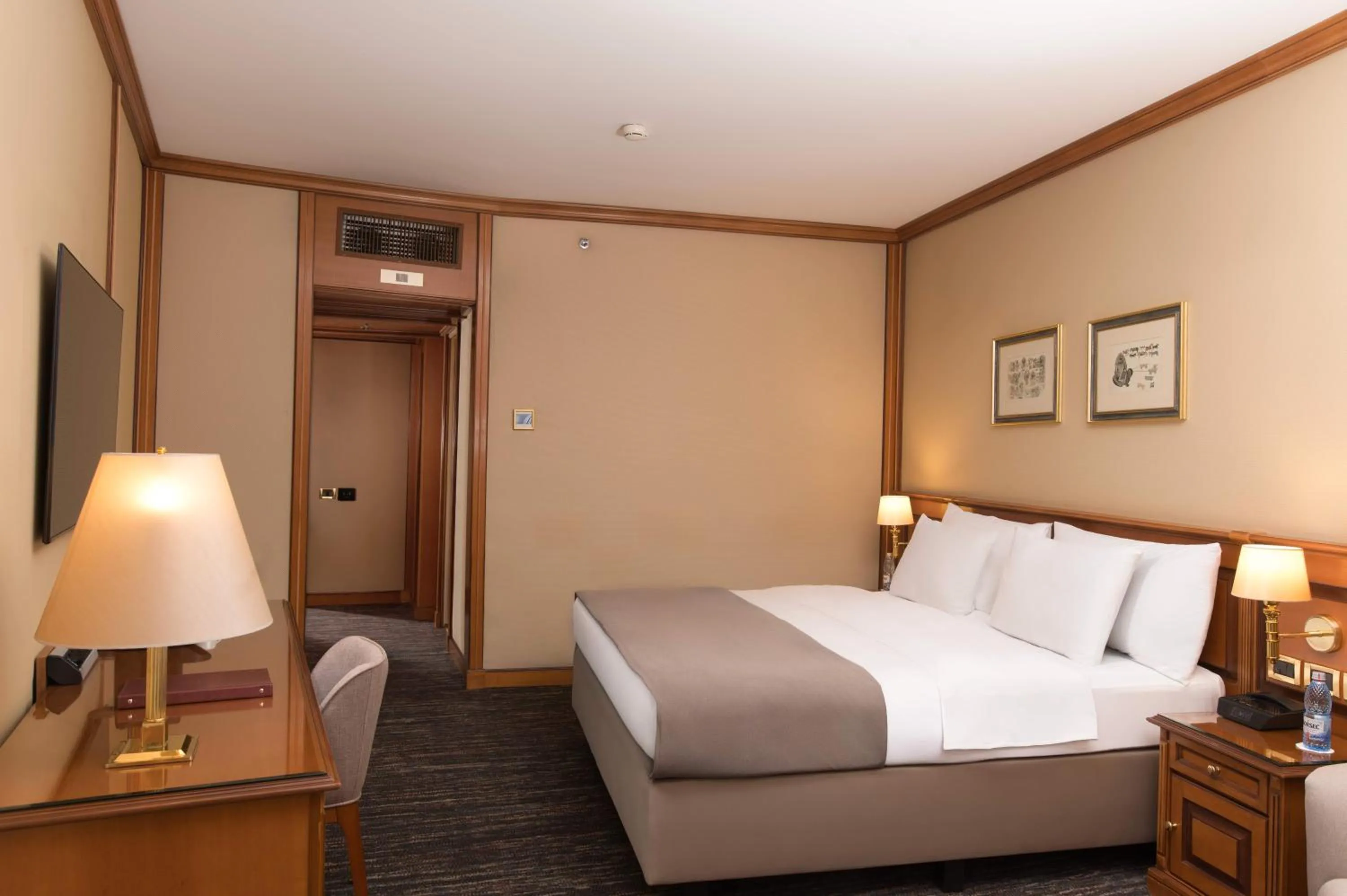 Bed in Grand Hotel Bucharest