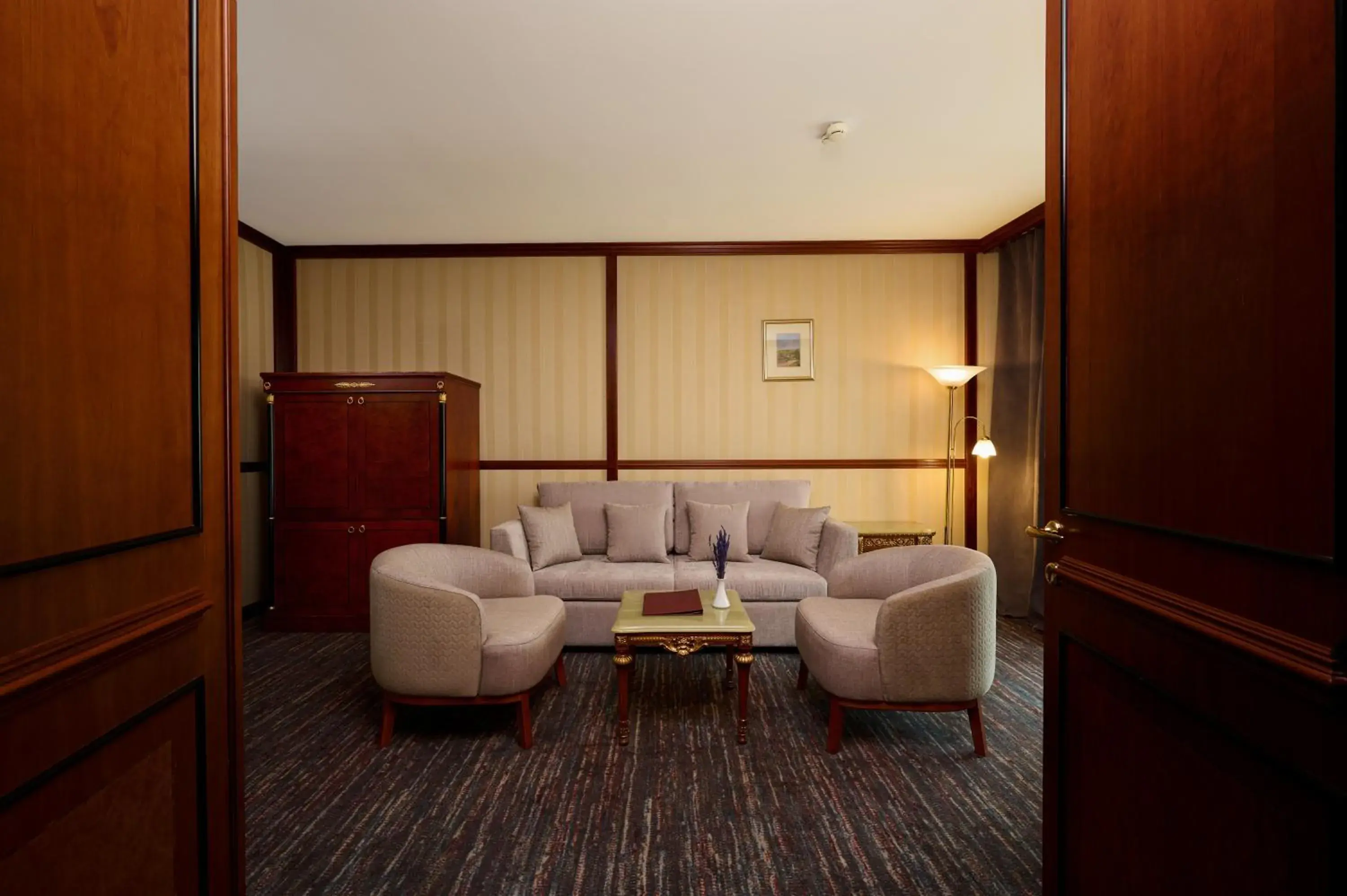 One-Bedroom Suite in Grand Hotel Bucharest One-Bedroom Suite in Grand Hotel Bucharest