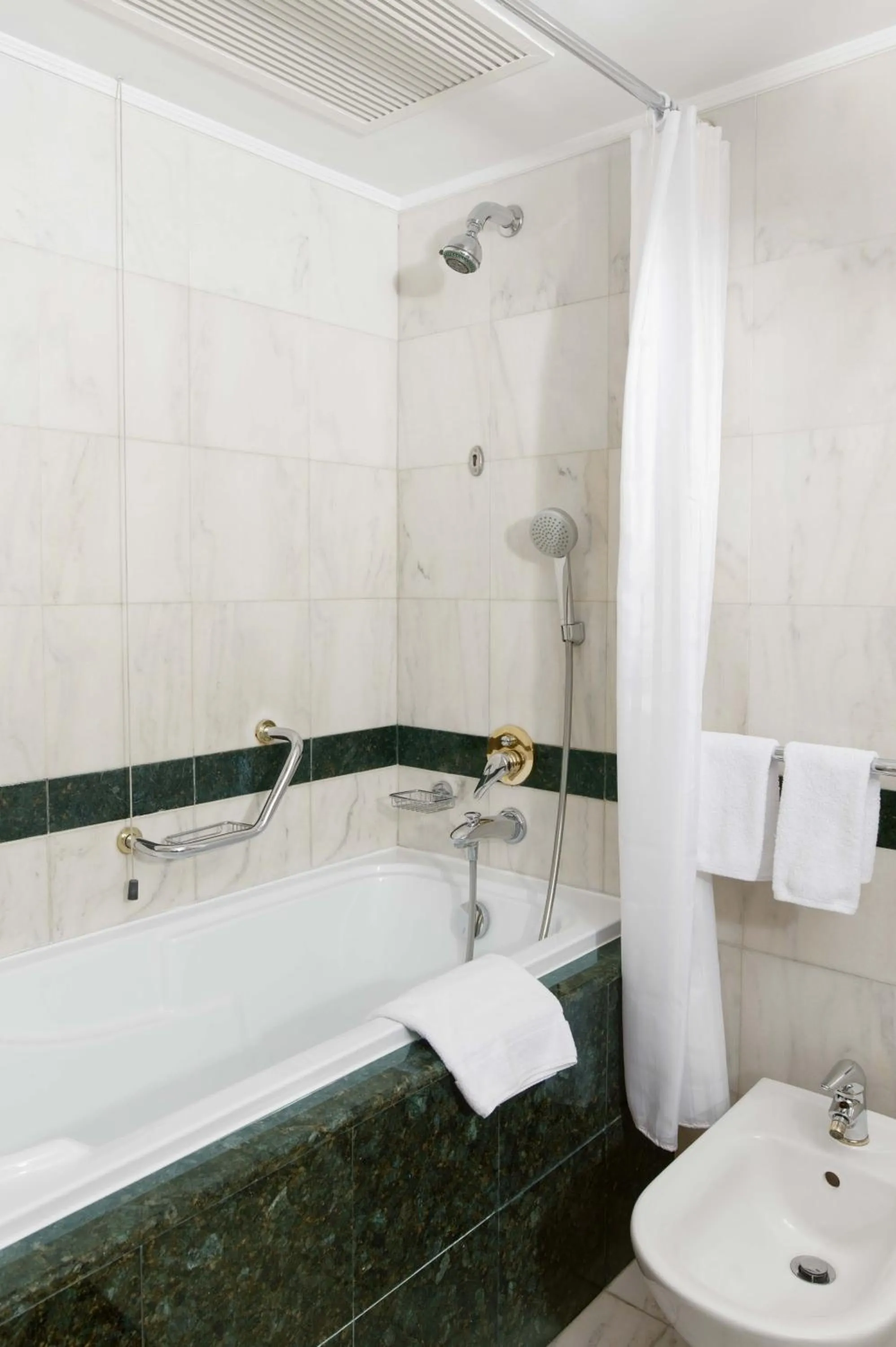 Shower in Grand Hotel Bucharest