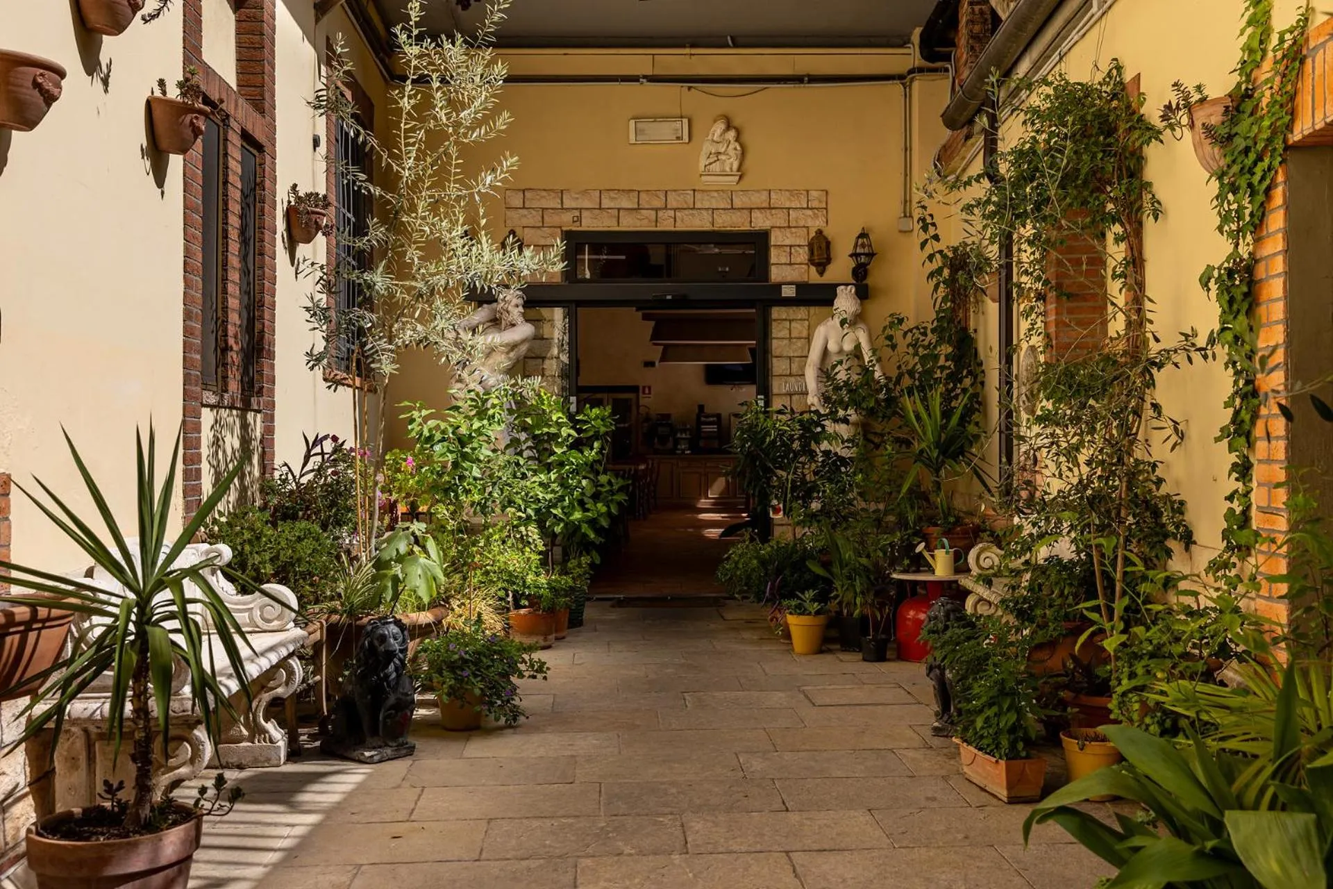 Inner courtyard view in Hostel Archi Rossi
