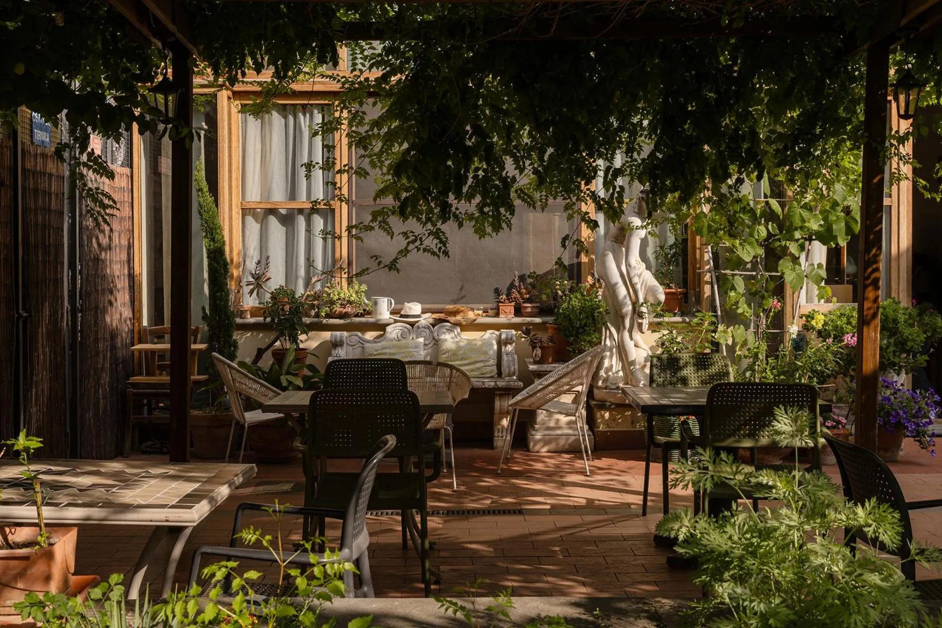 Garden in Hostel Archi Rossi