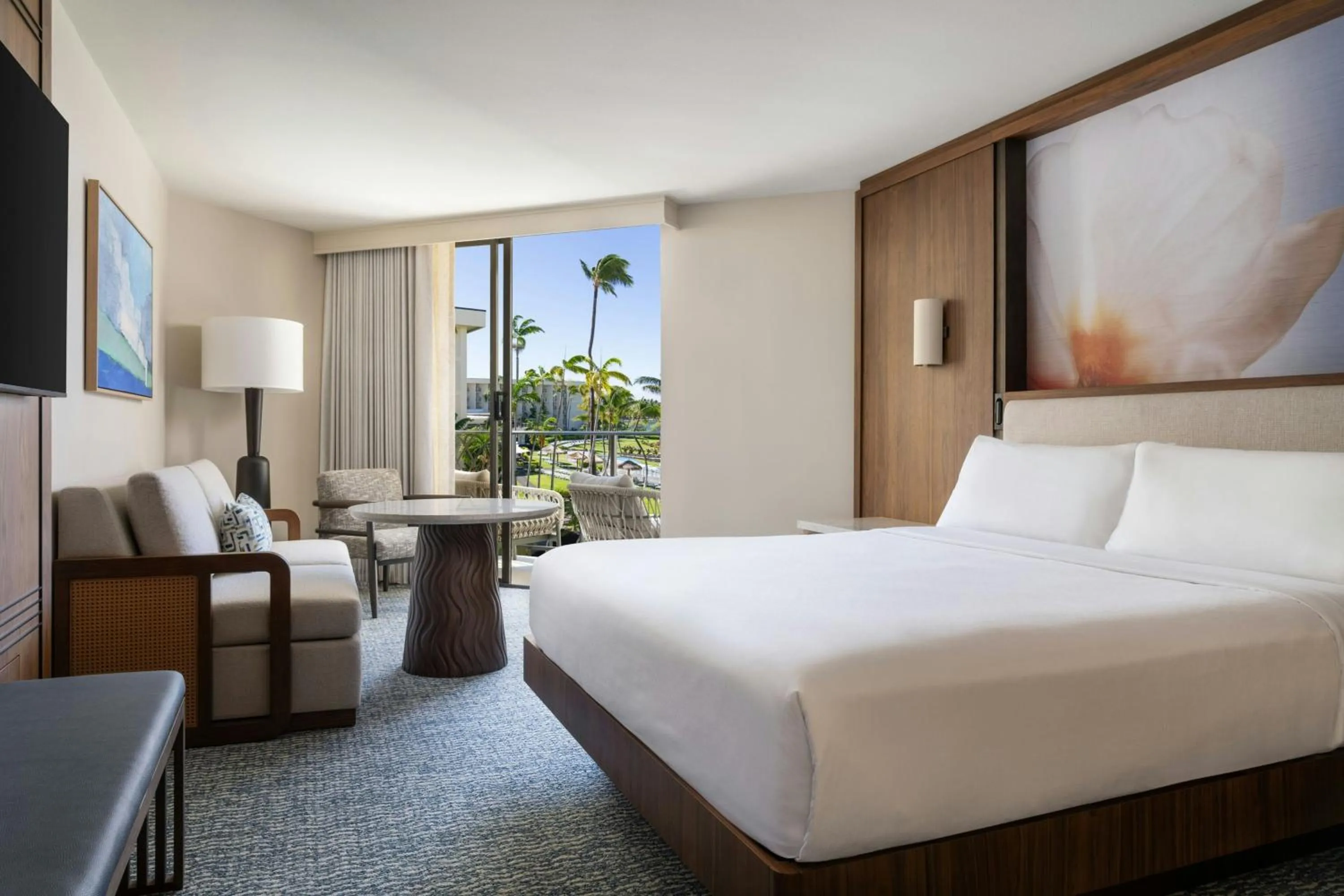 Swimming pool, Bed in Waikoloa Beach Marriott Resort & Spa