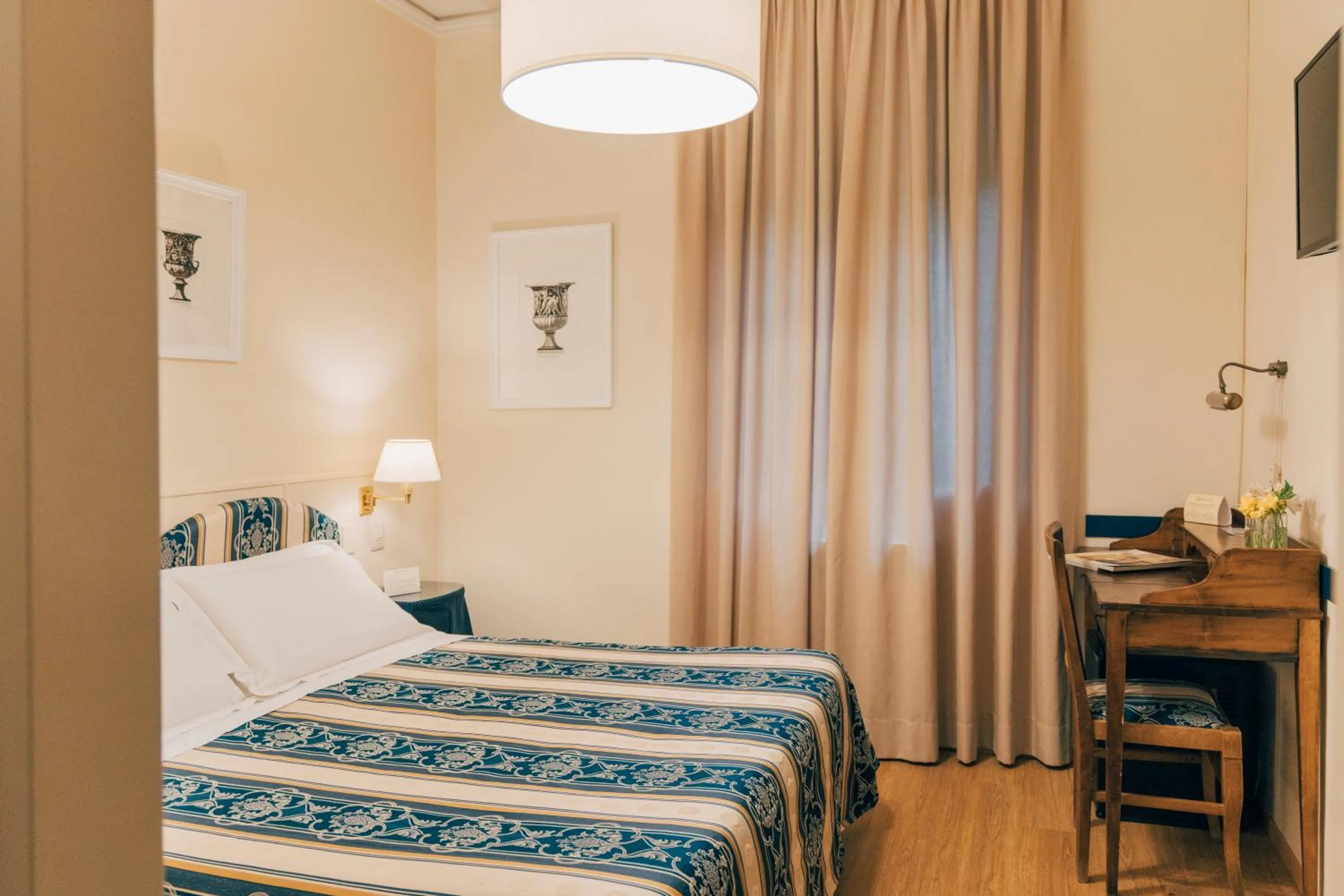 Photo of the whole room, Bed in Hotel San Luca