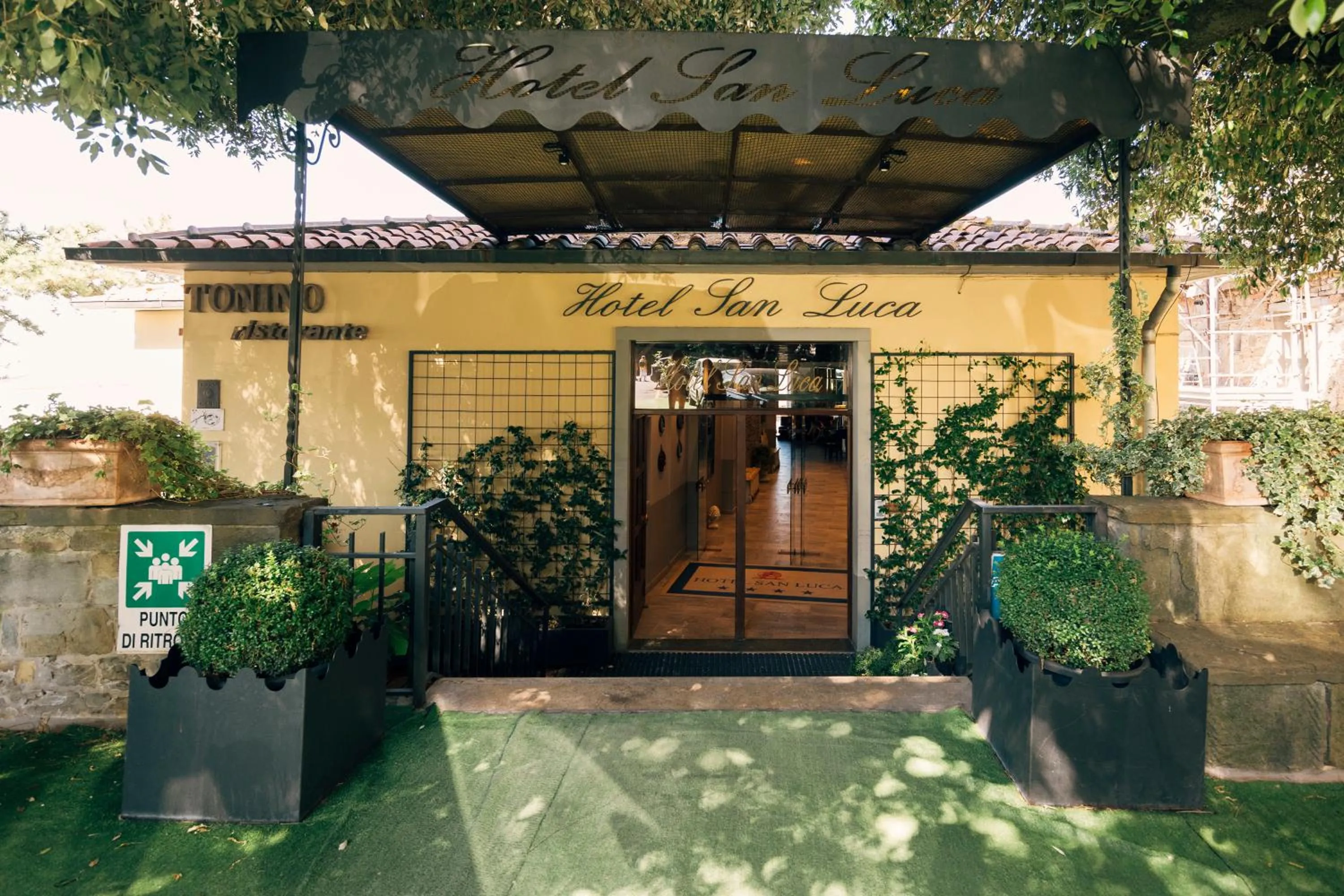 Facade/entrance in Hotel San Luca