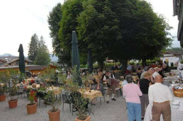 Restaurant/places to eat in Hotel Park