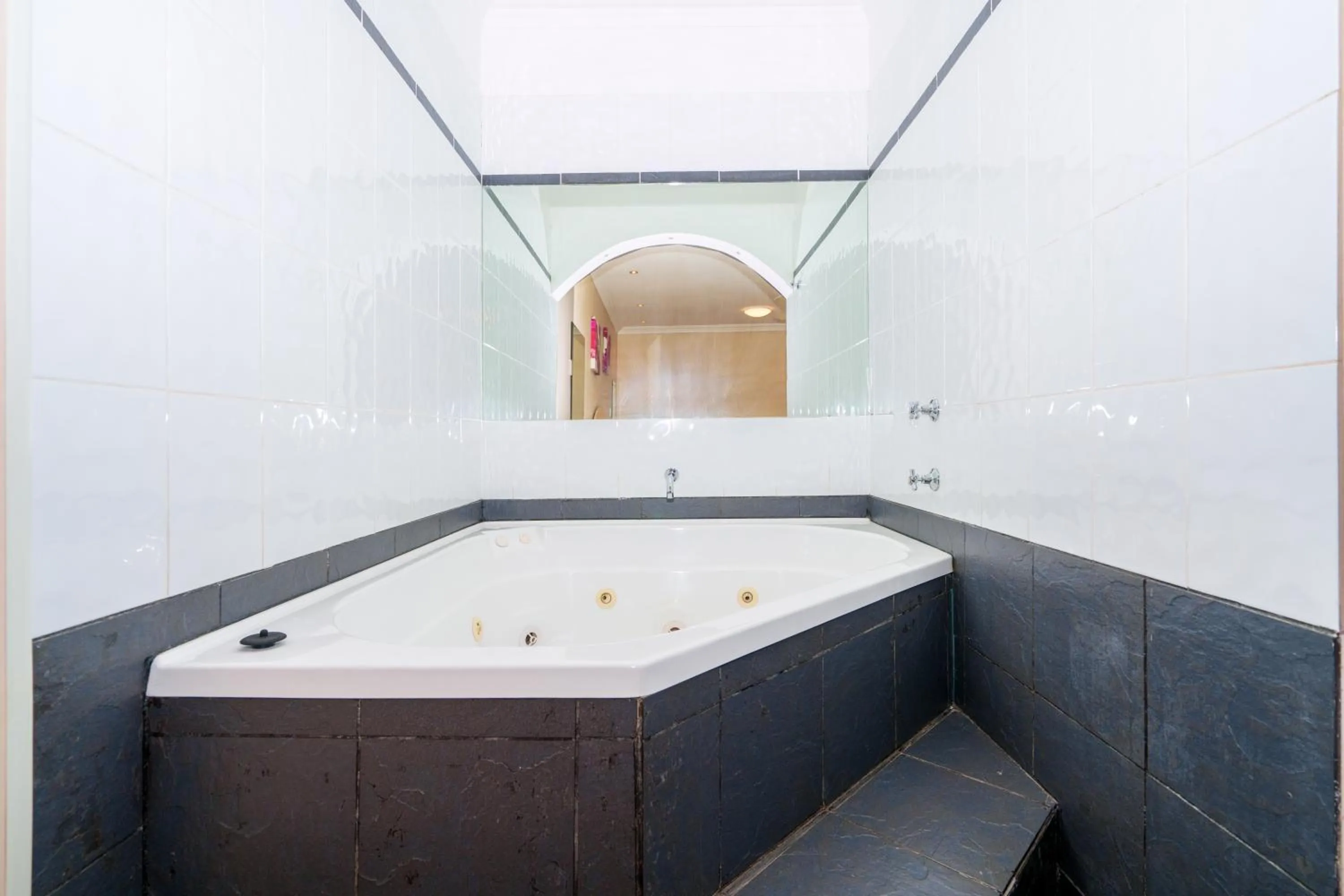 Hot Tub in Blue Mountains Heritage Motel