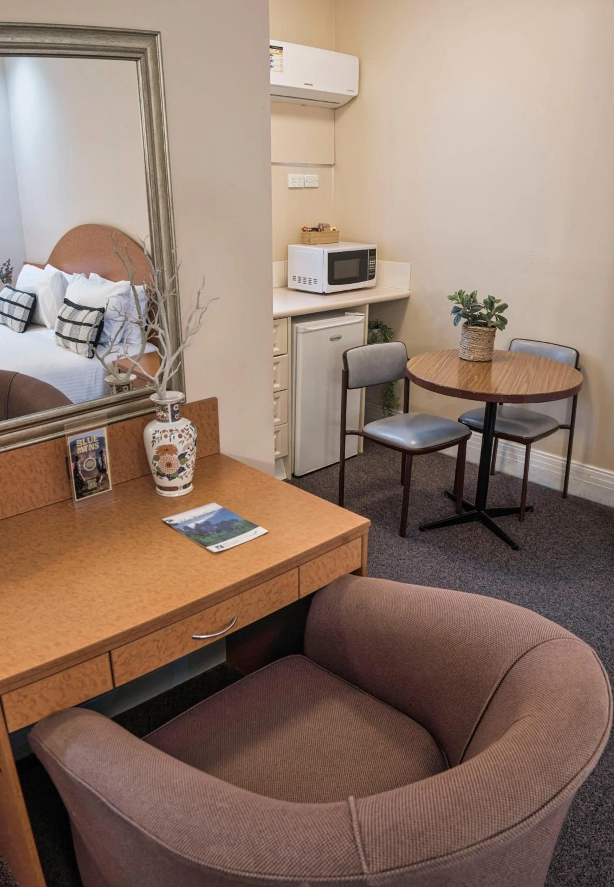 Kitchen or kitchenette in Blue Mountains Heritage Motel