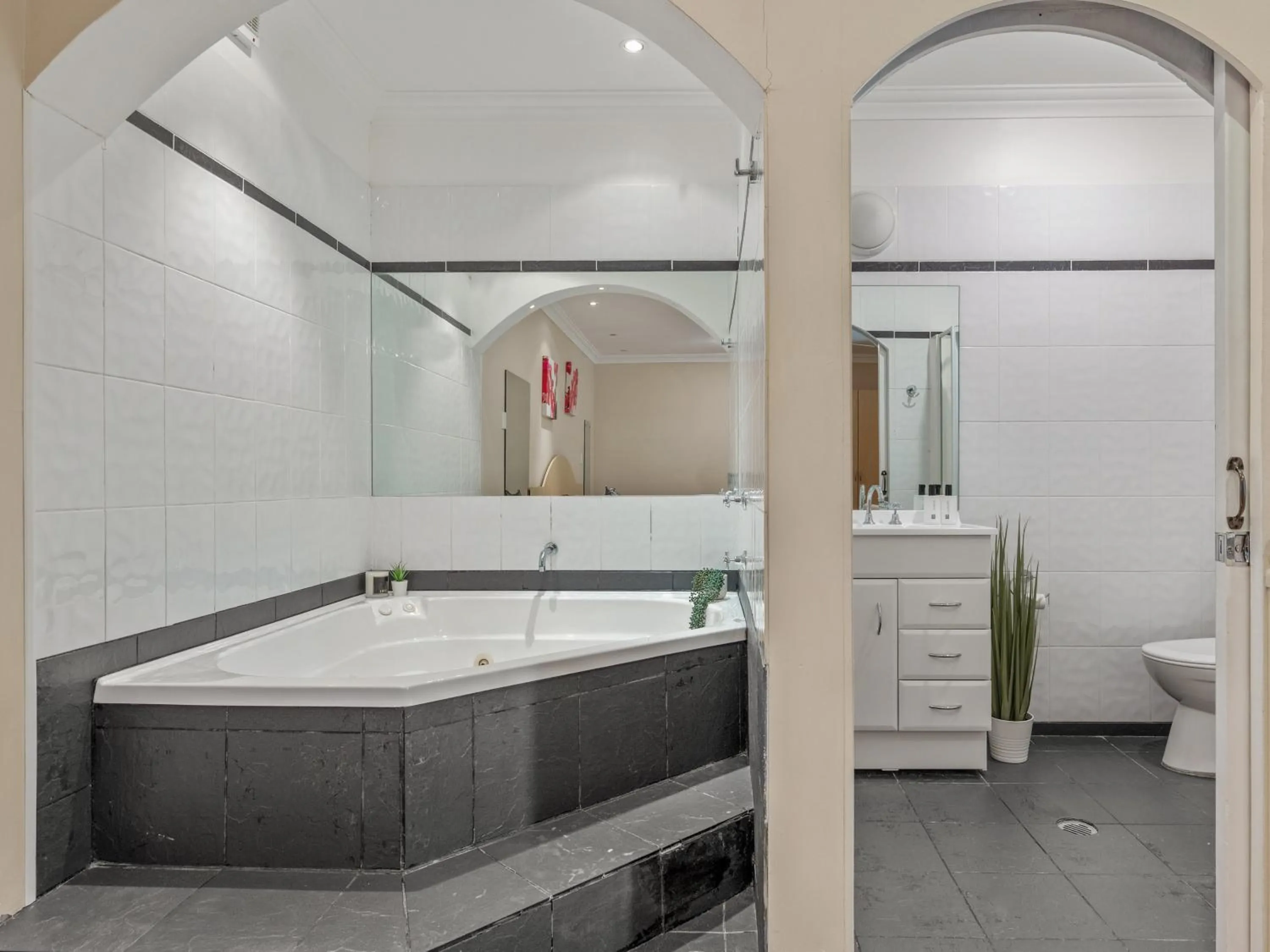 Shower in Blue Mountains Heritage Motel