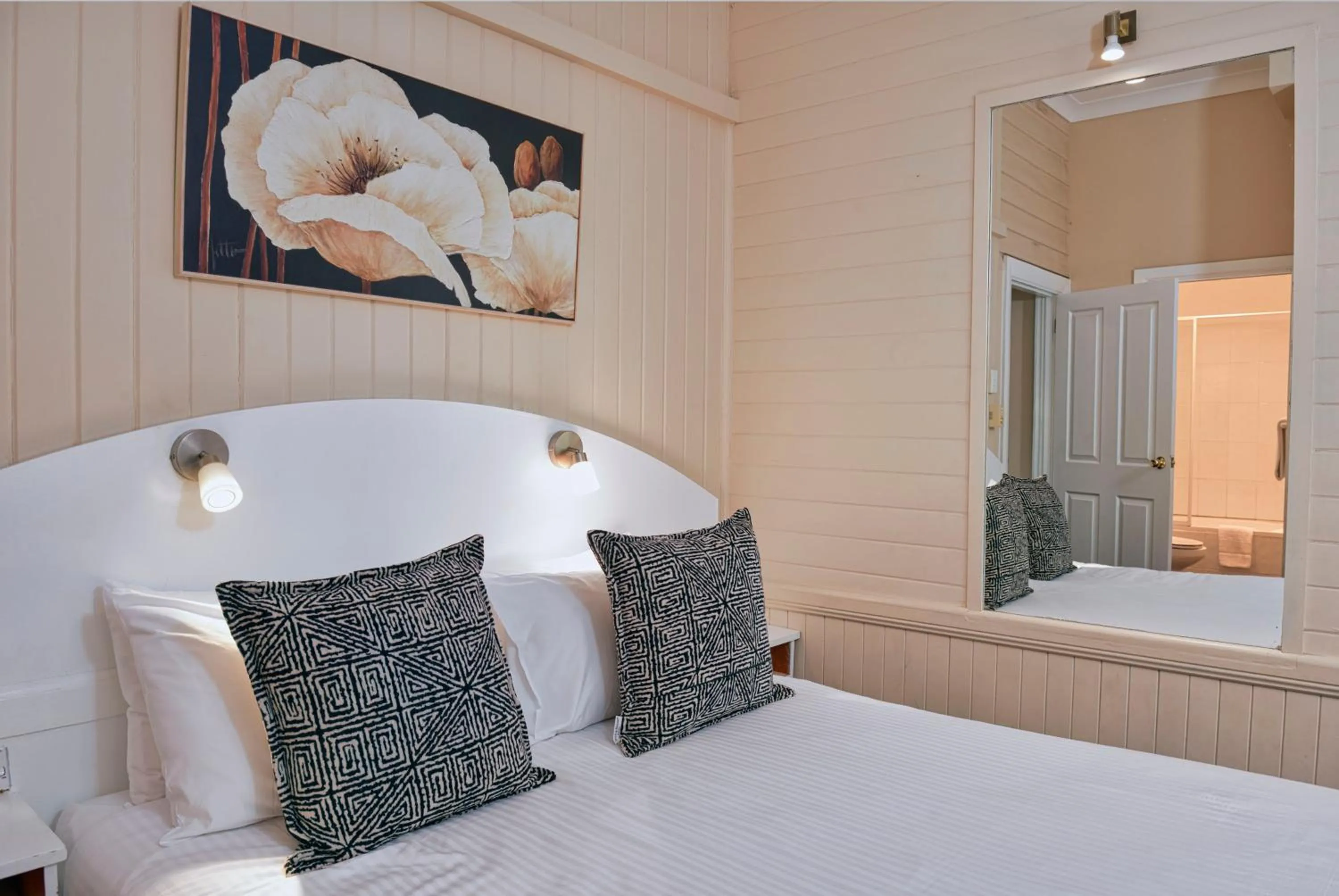 Bed in Blue Mountains Heritage Motel