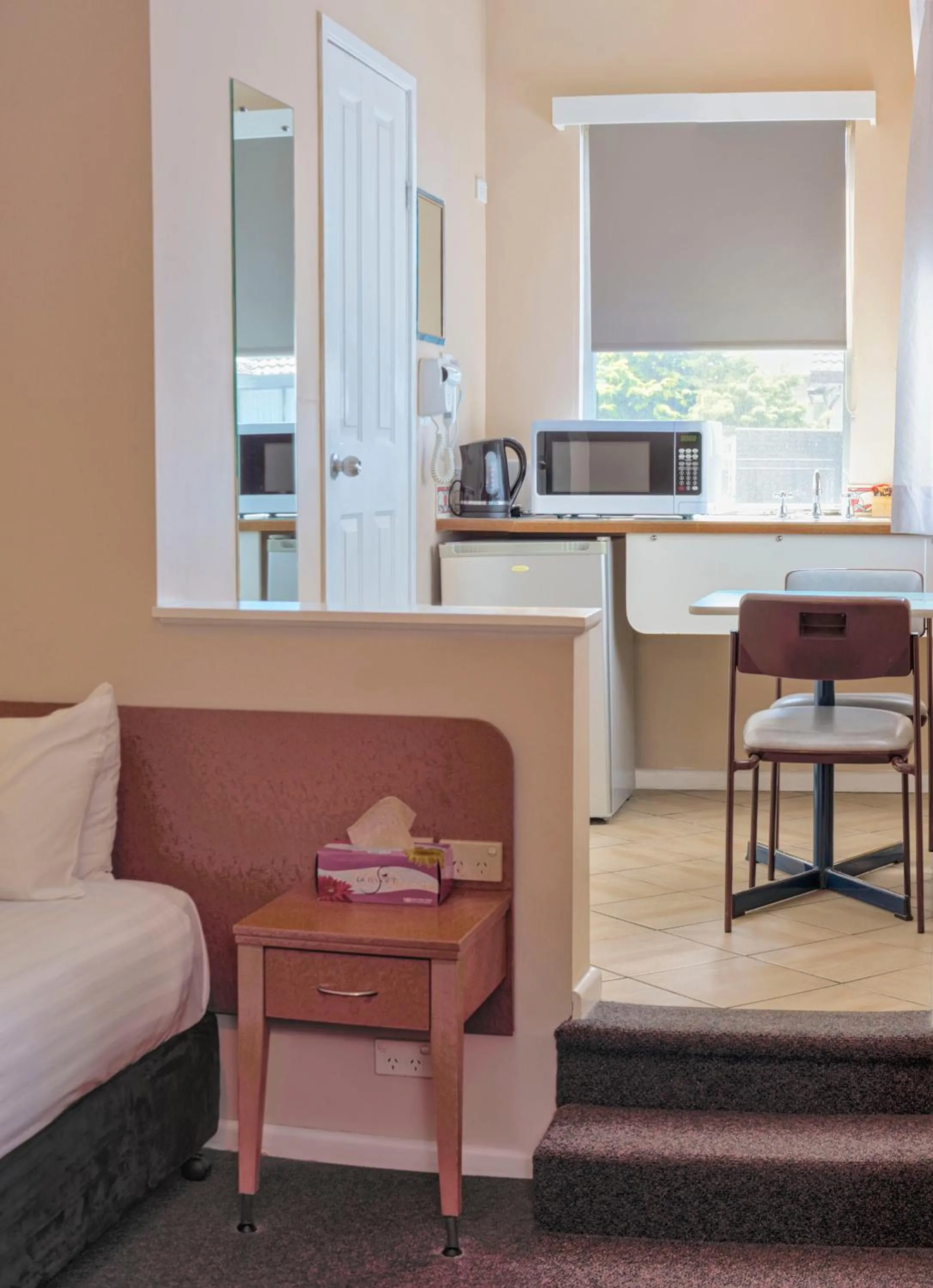 Kitchen or kitchenette in Blue Mountains Heritage Motel