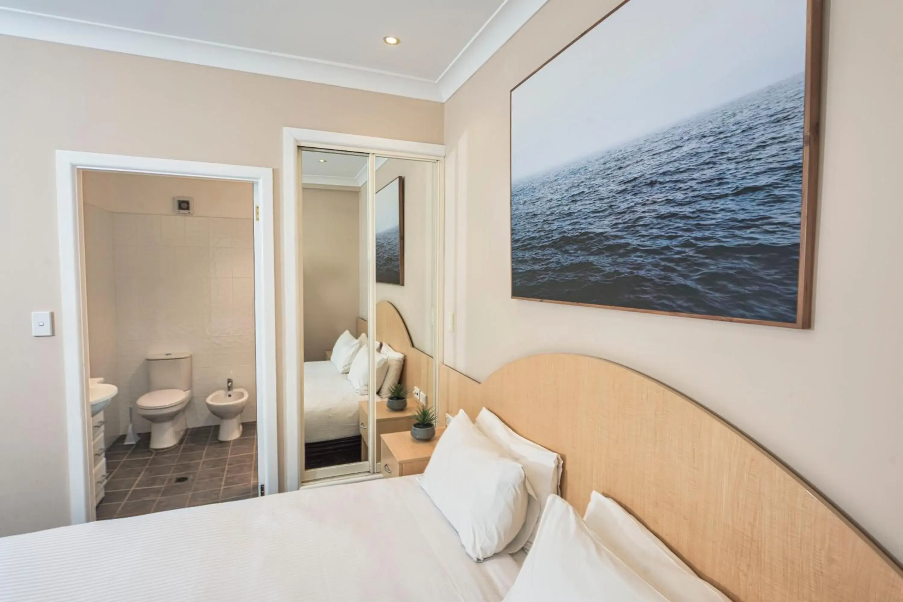 Queen Suite with Spa Bath - Adults Only in Blue Mountains Heritage Motel Queen Suite with Spa Bath - Adults Only in Blue Mountains Heritage Motel