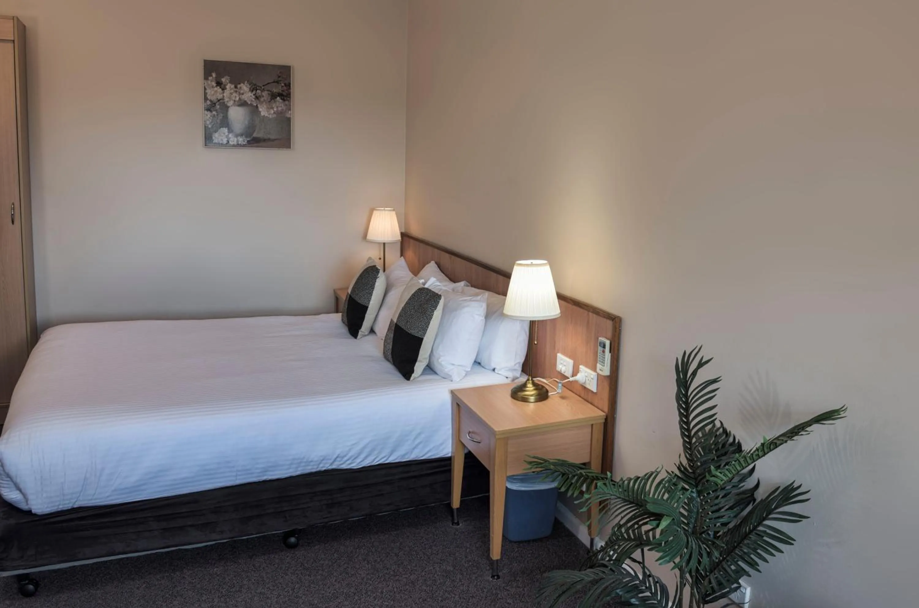 Bed in Blue Mountains Heritage Motel