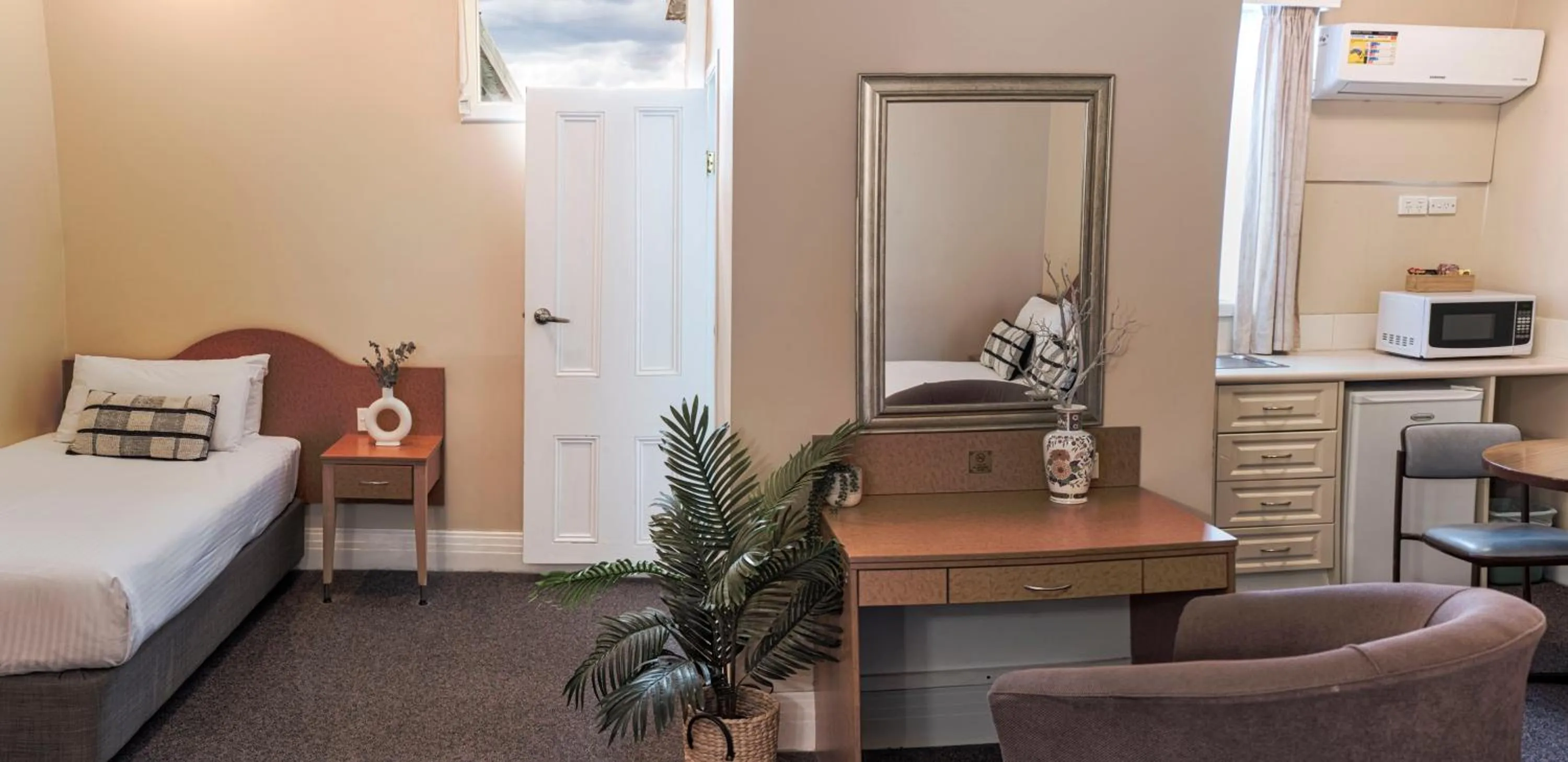 Seating area, Bed in Blue Mountains Heritage Motel