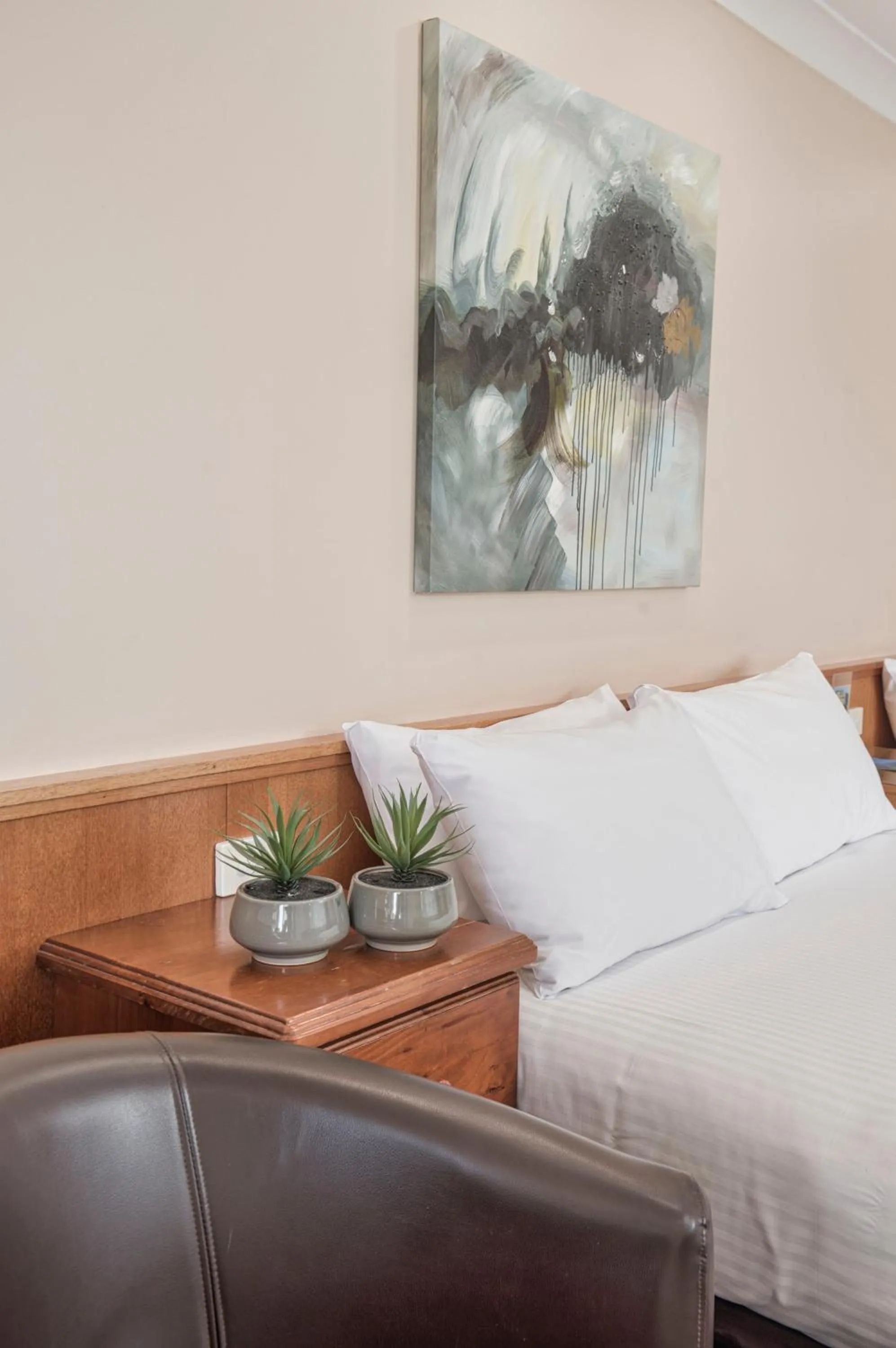 Bed in Blue Mountains Heritage Motel