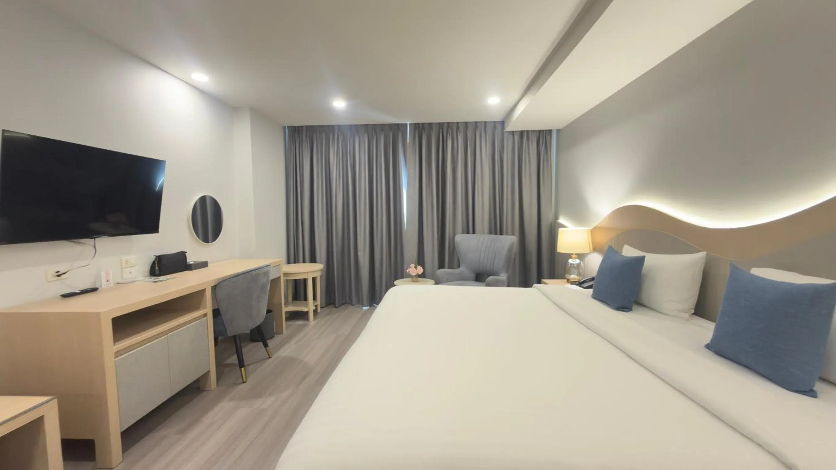 Bedroom, Bed in Empress Pattaya Hotel