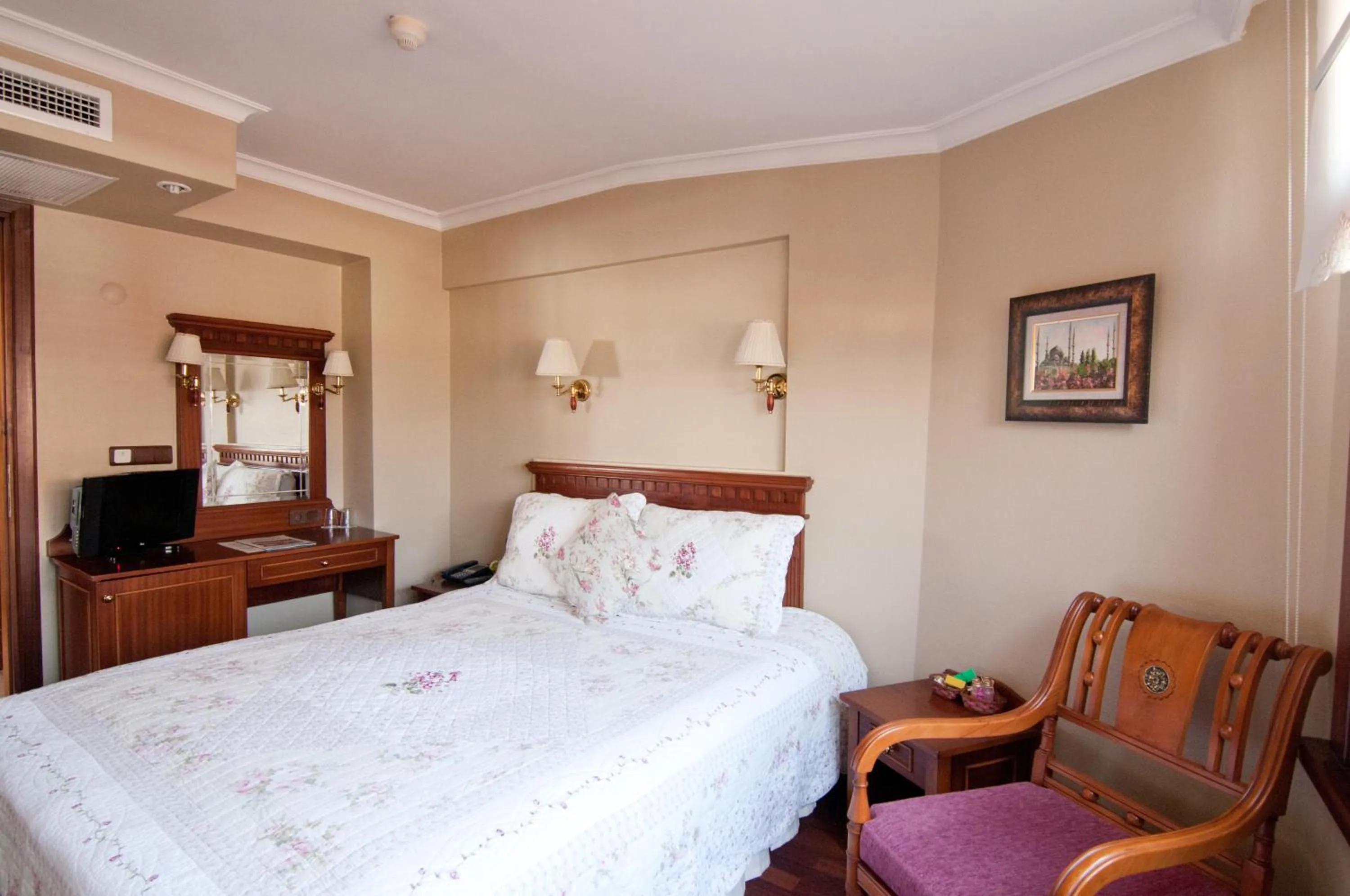 Photo of the whole room, Bed in Emine Sultan Hotel