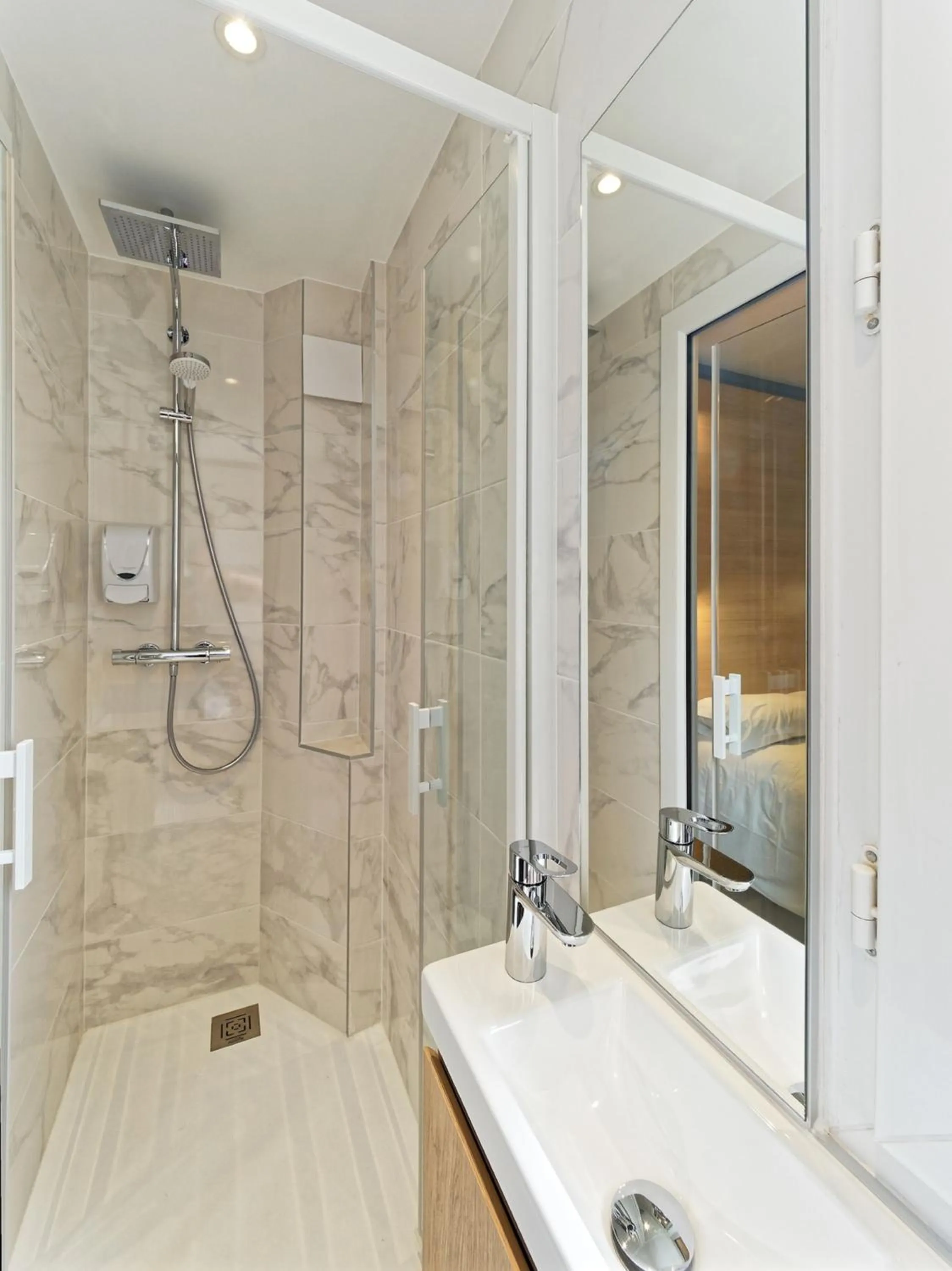 Shower in Kyriad DIRECT Saint Brieuc - Parc des Expositions
