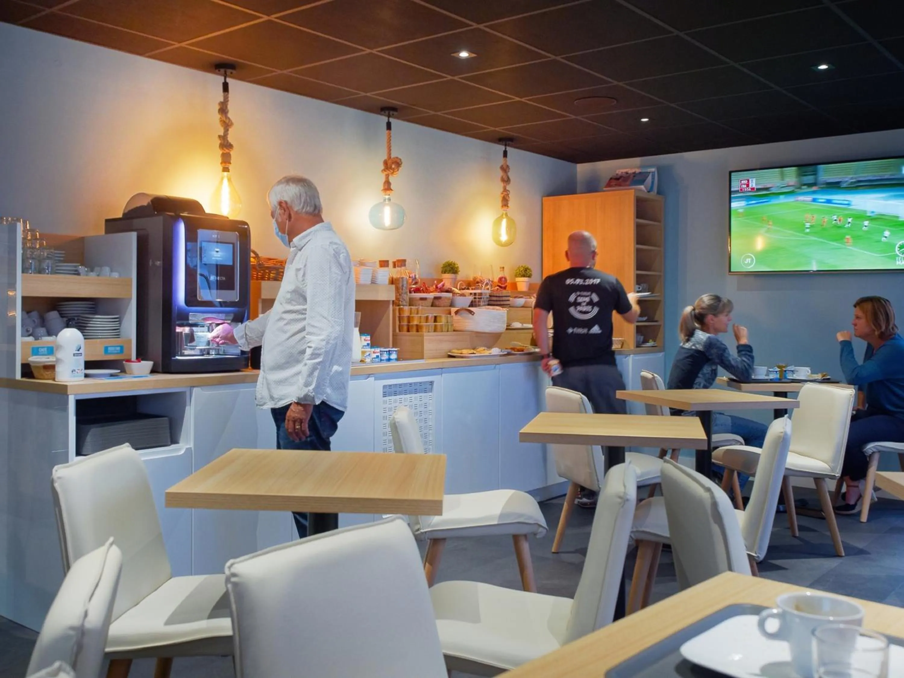 Communal lounge/ TV room in Kyriad DIRECT Saint Brieuc - Parc des Expositions