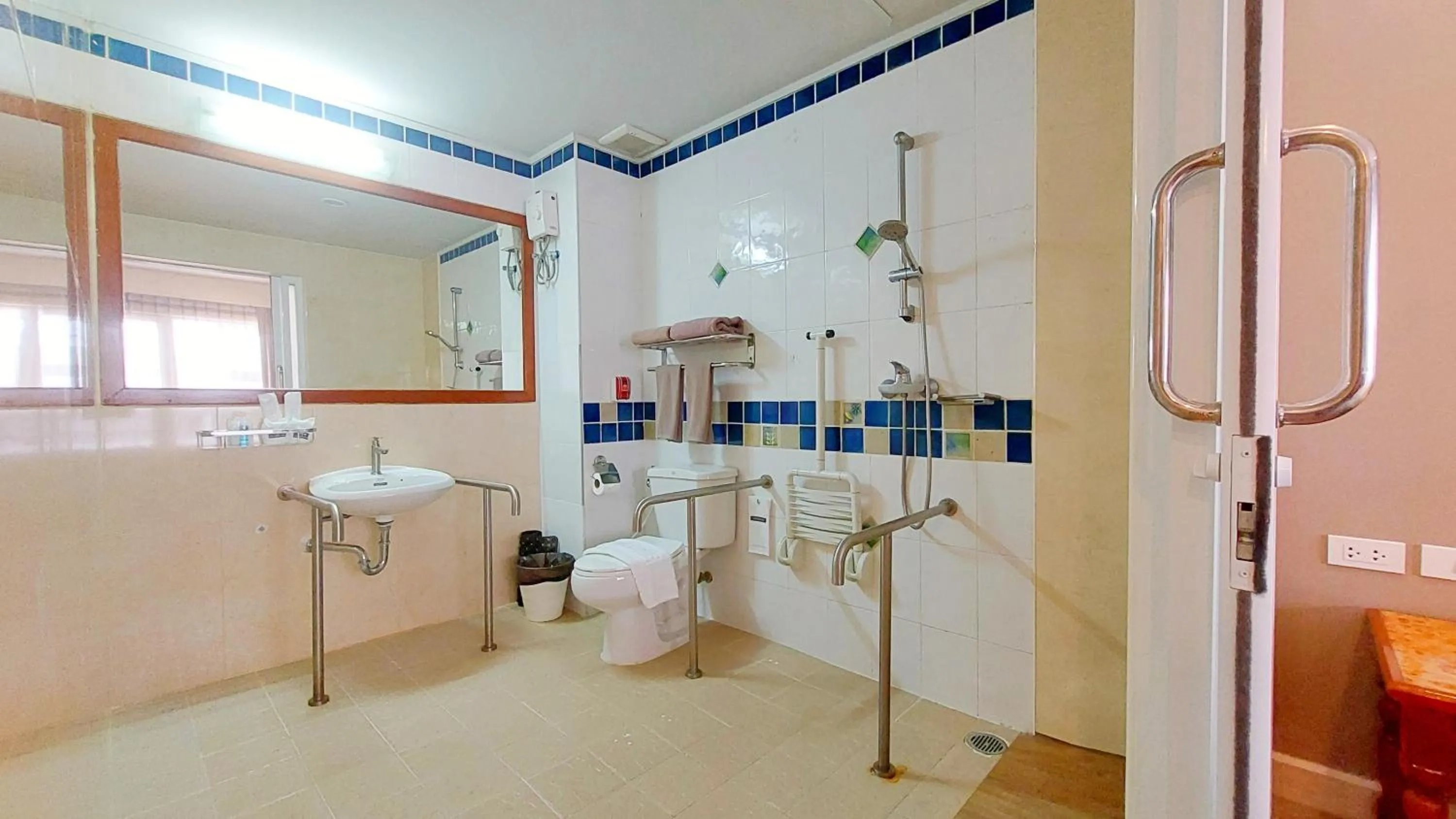 Shower in Sabai Sabana