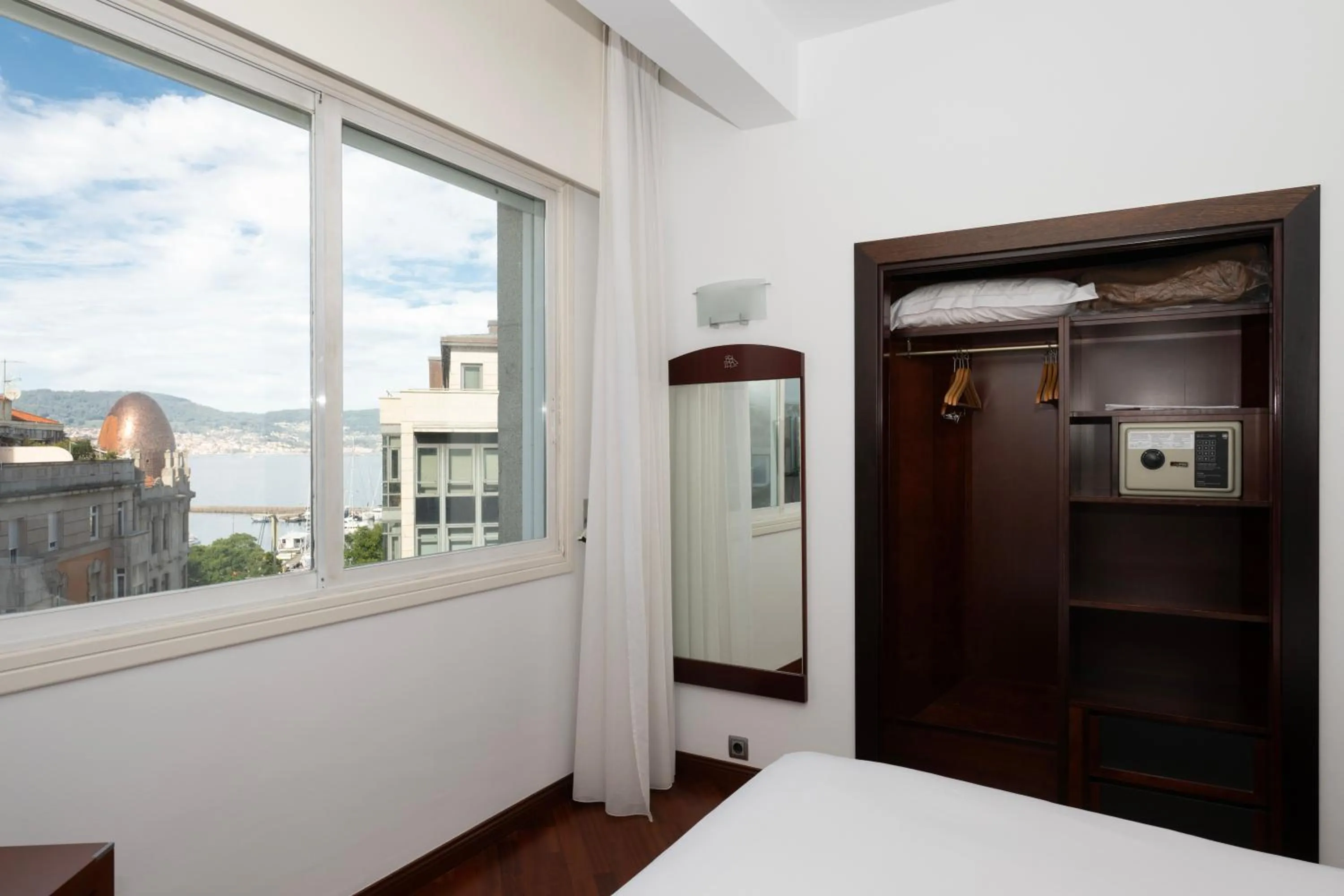 Photo of the whole room, Bed in Hotel Maroa Vigo