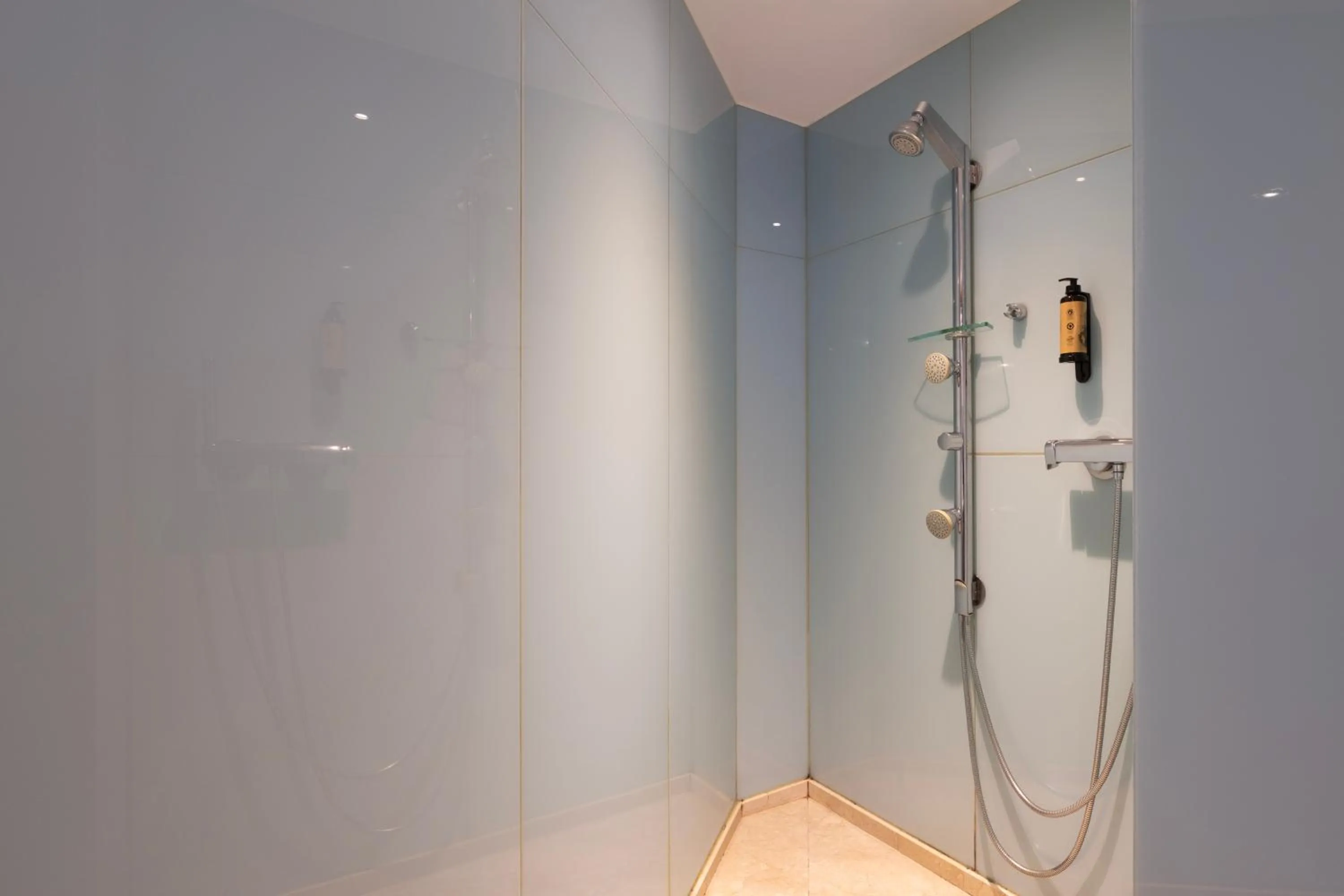 Shower in Hotel Maroa Vigo