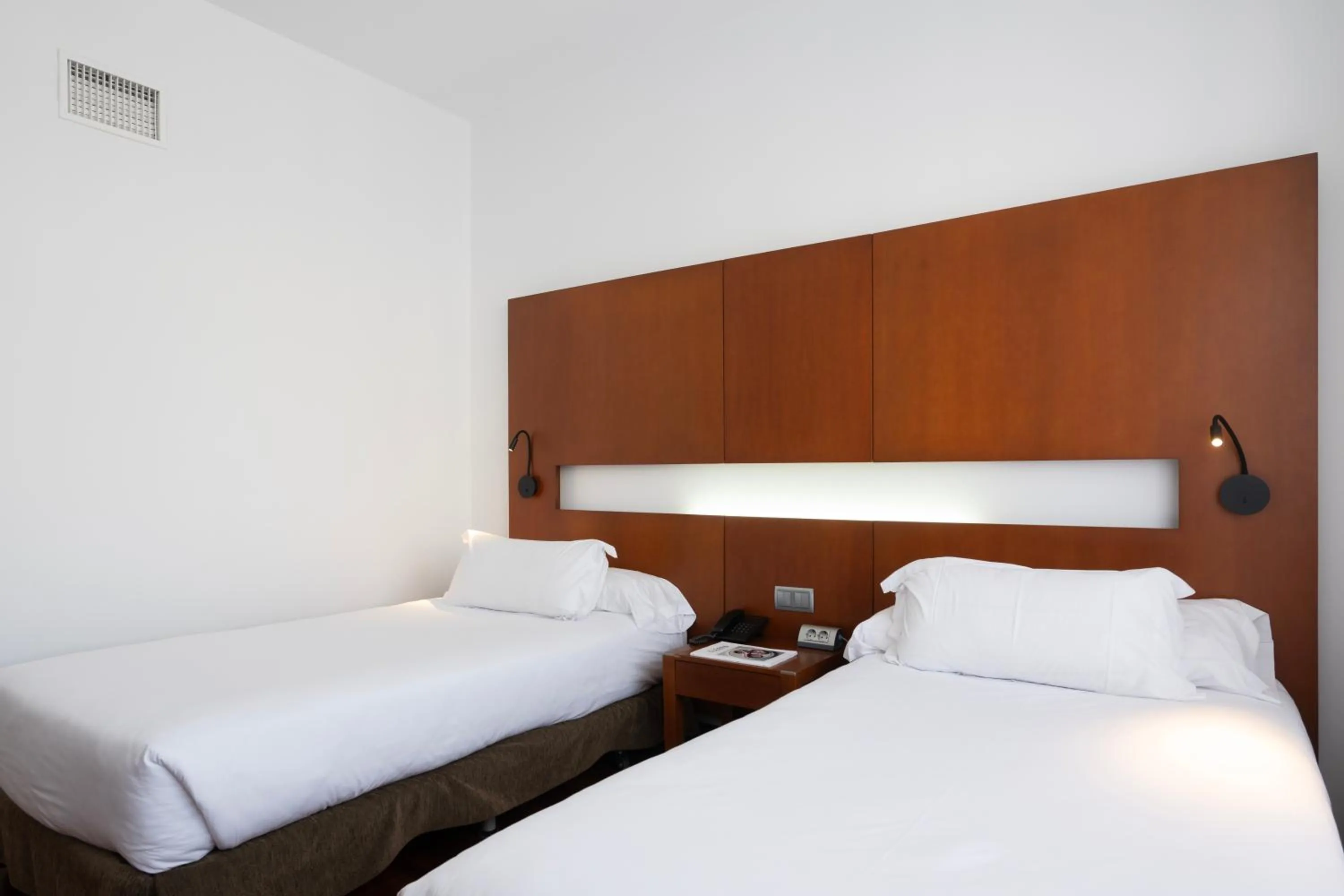 Bedroom, Bed in Hotel Maroa Vigo